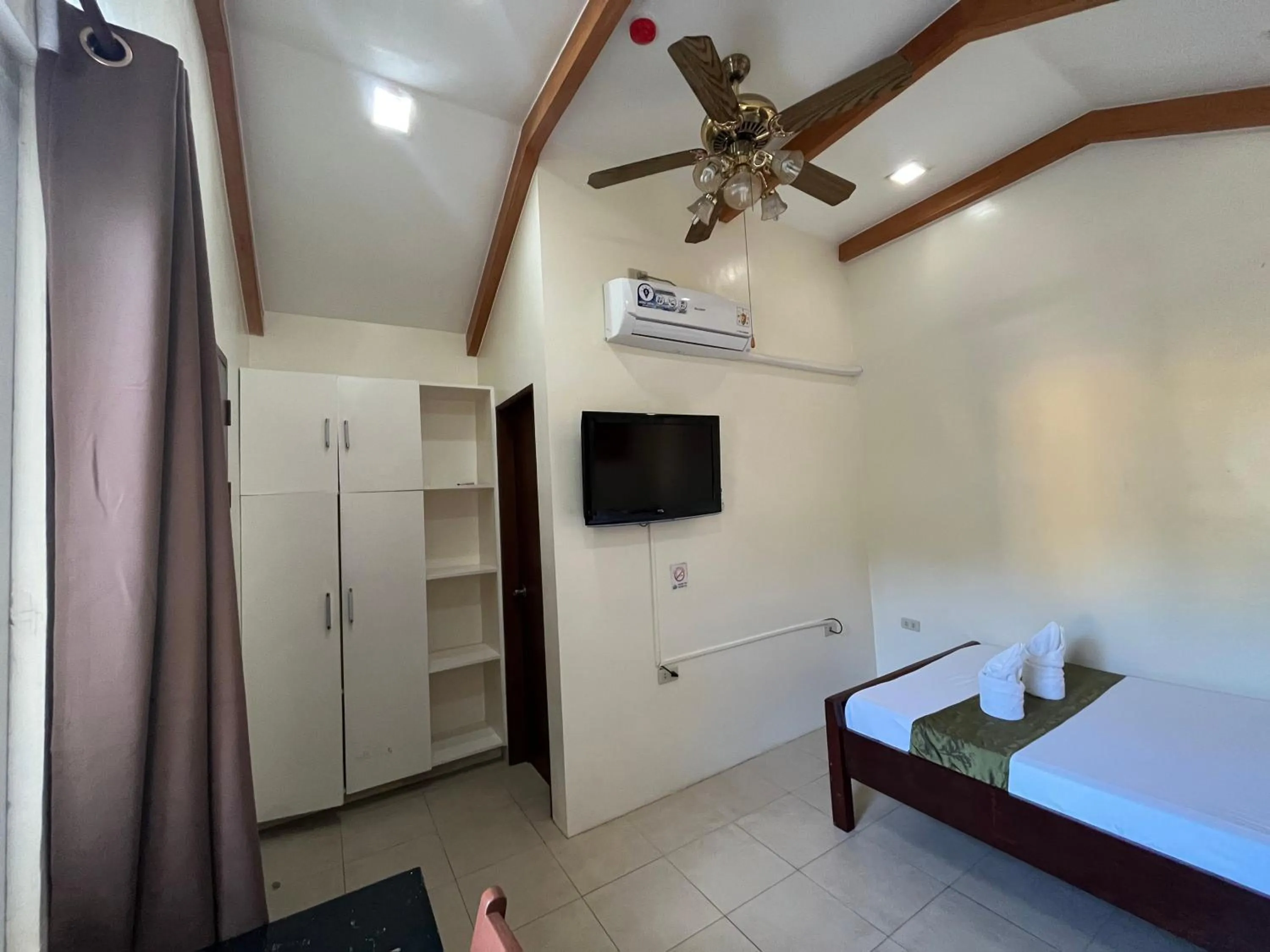 View (from property/room), Bed in Blue Lagoon Inn & Suites