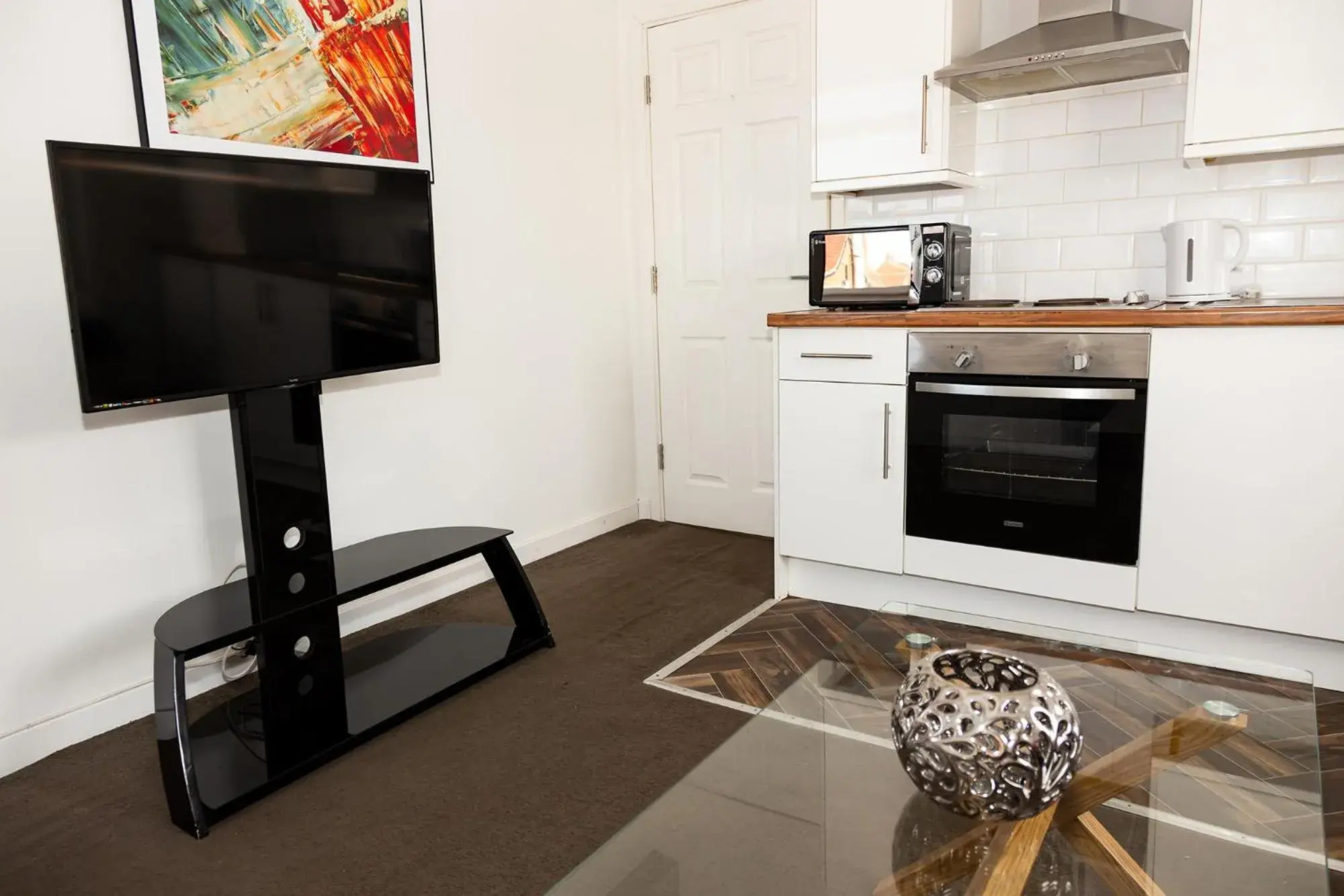 Living room, Kitchen/Kitchenette in Alexander Apartments Roker