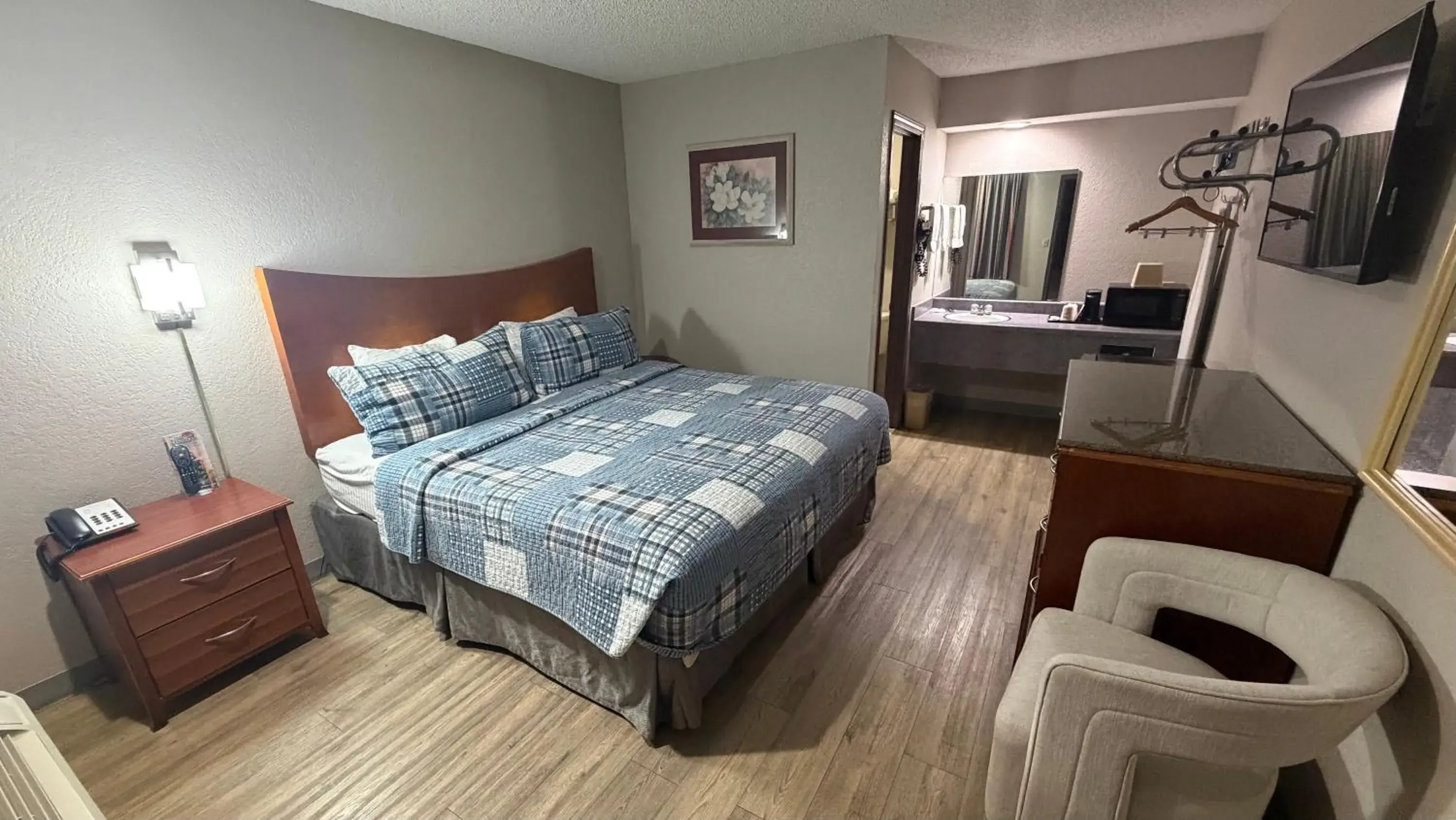 Bed in Colonial Inn Bed in Colonial Inn