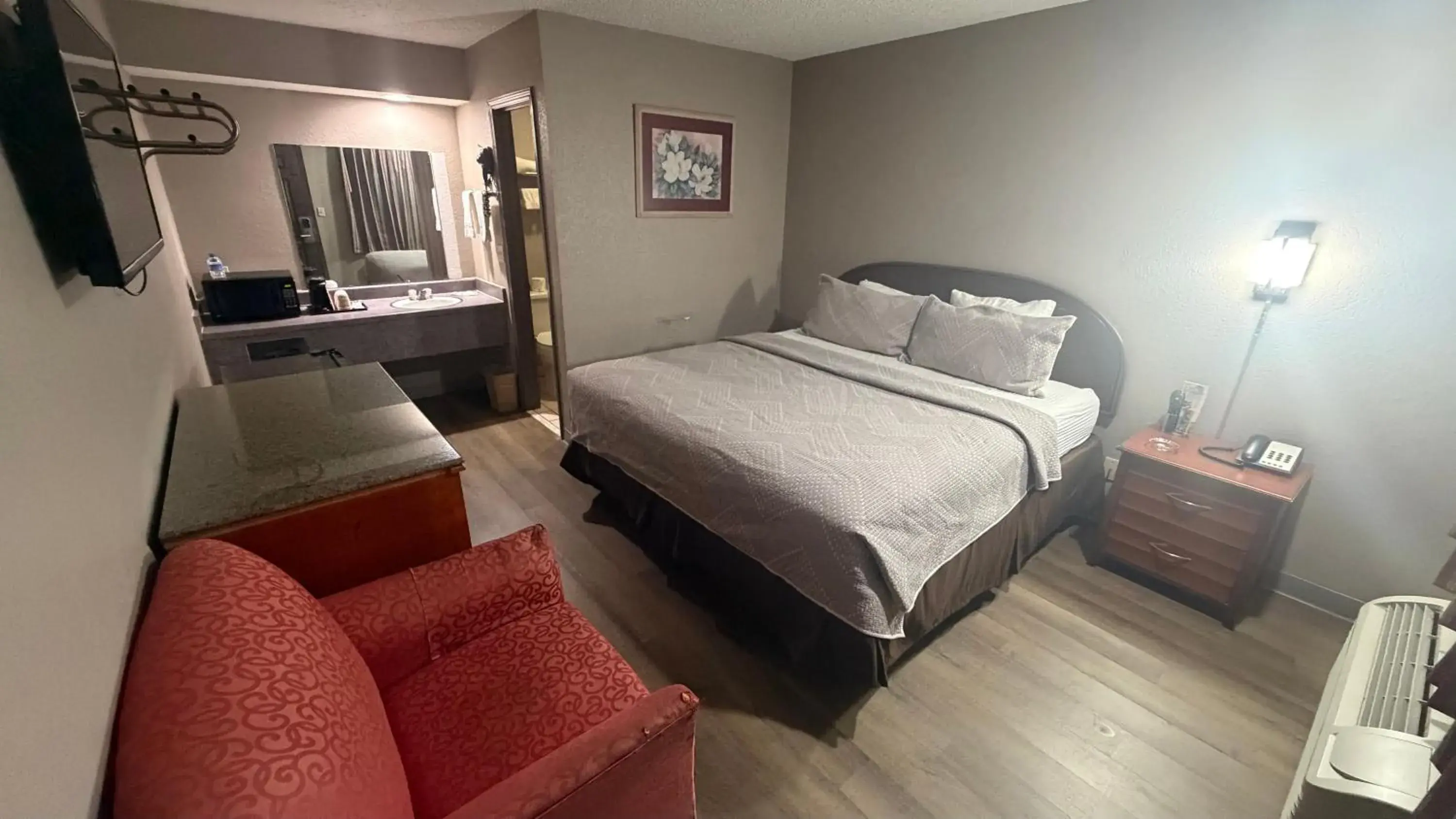 King Room- Smoking in Colonial Inn King Room- Smoking in Colonial Inn