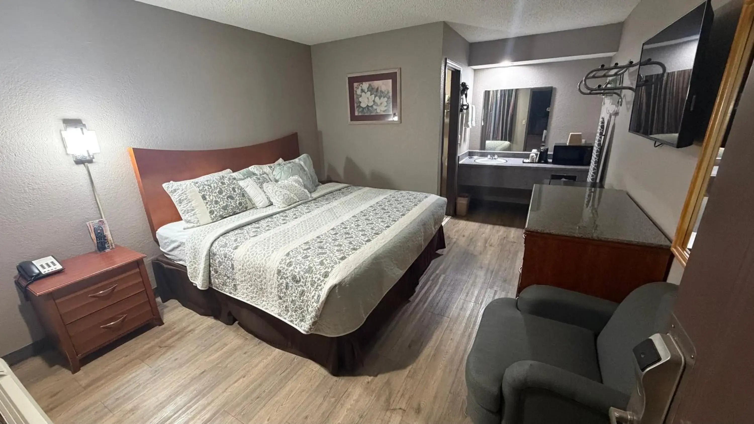 Bed in Colonial Inn Bed in Colonial Inn