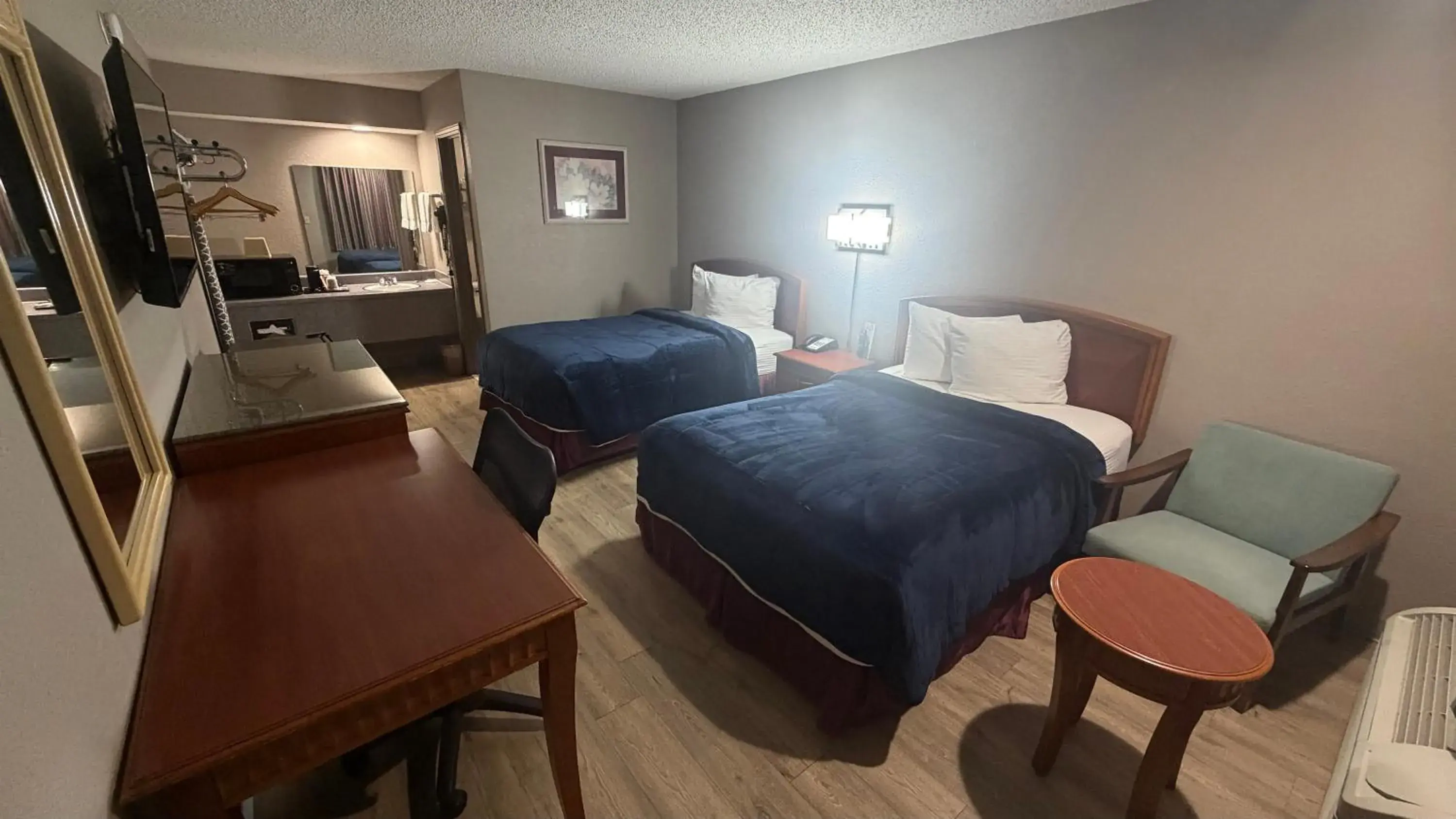 Bed in Colonial Inn Bed in Colonial Inn