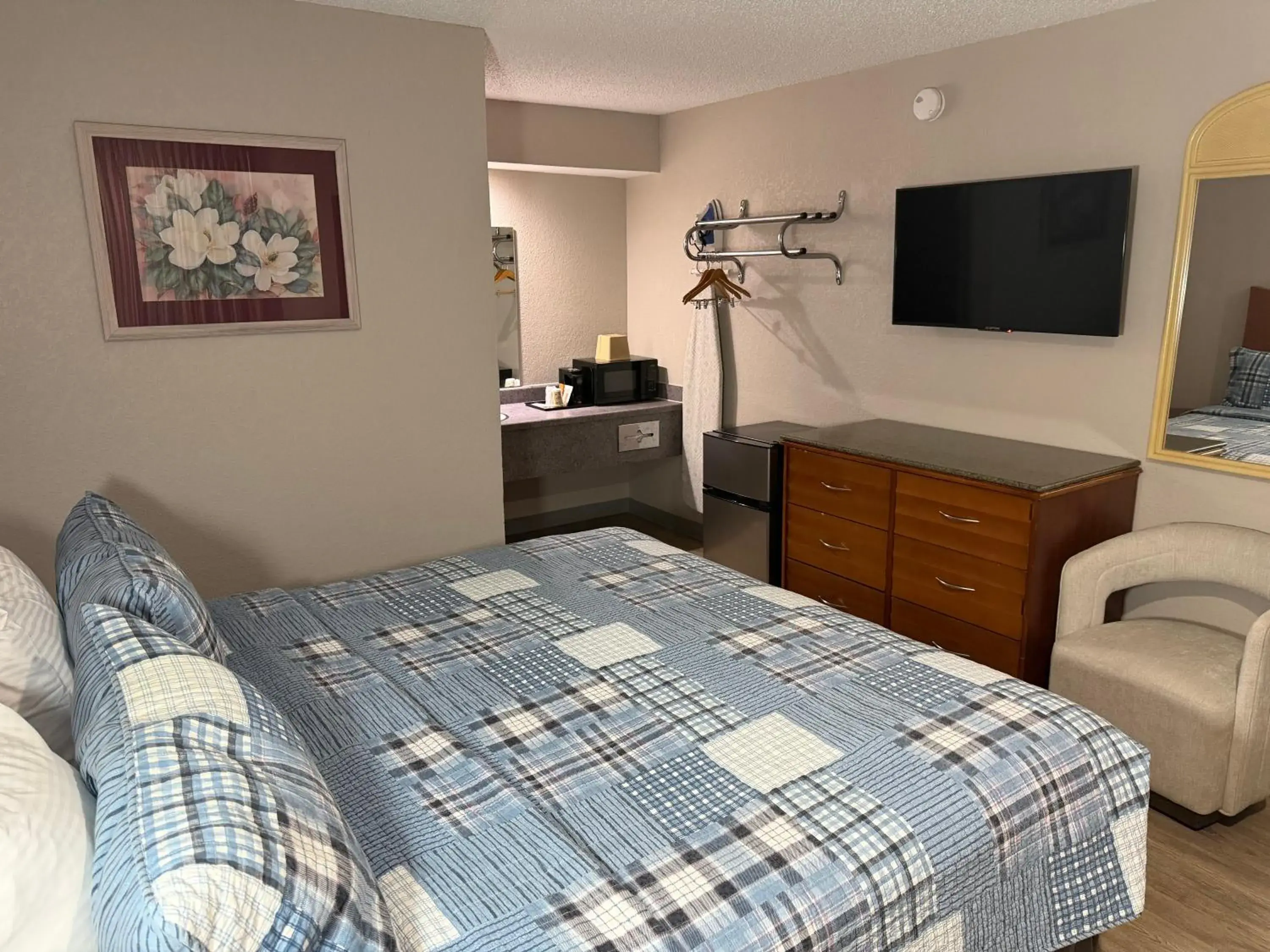 Bed in Colonial Inn Bed in Colonial Inn