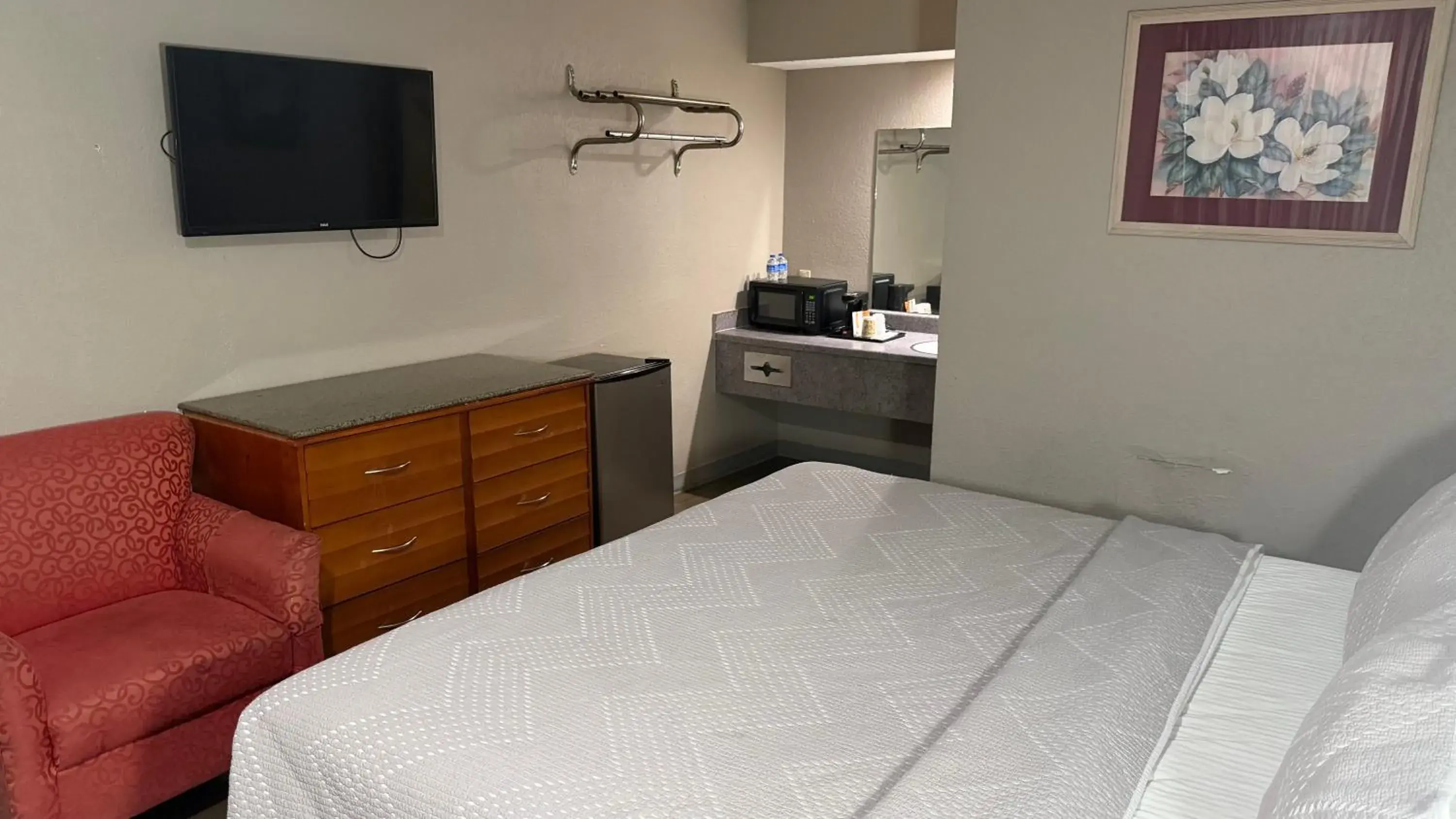 Bed in Colonial Inn Bed in Colonial Inn