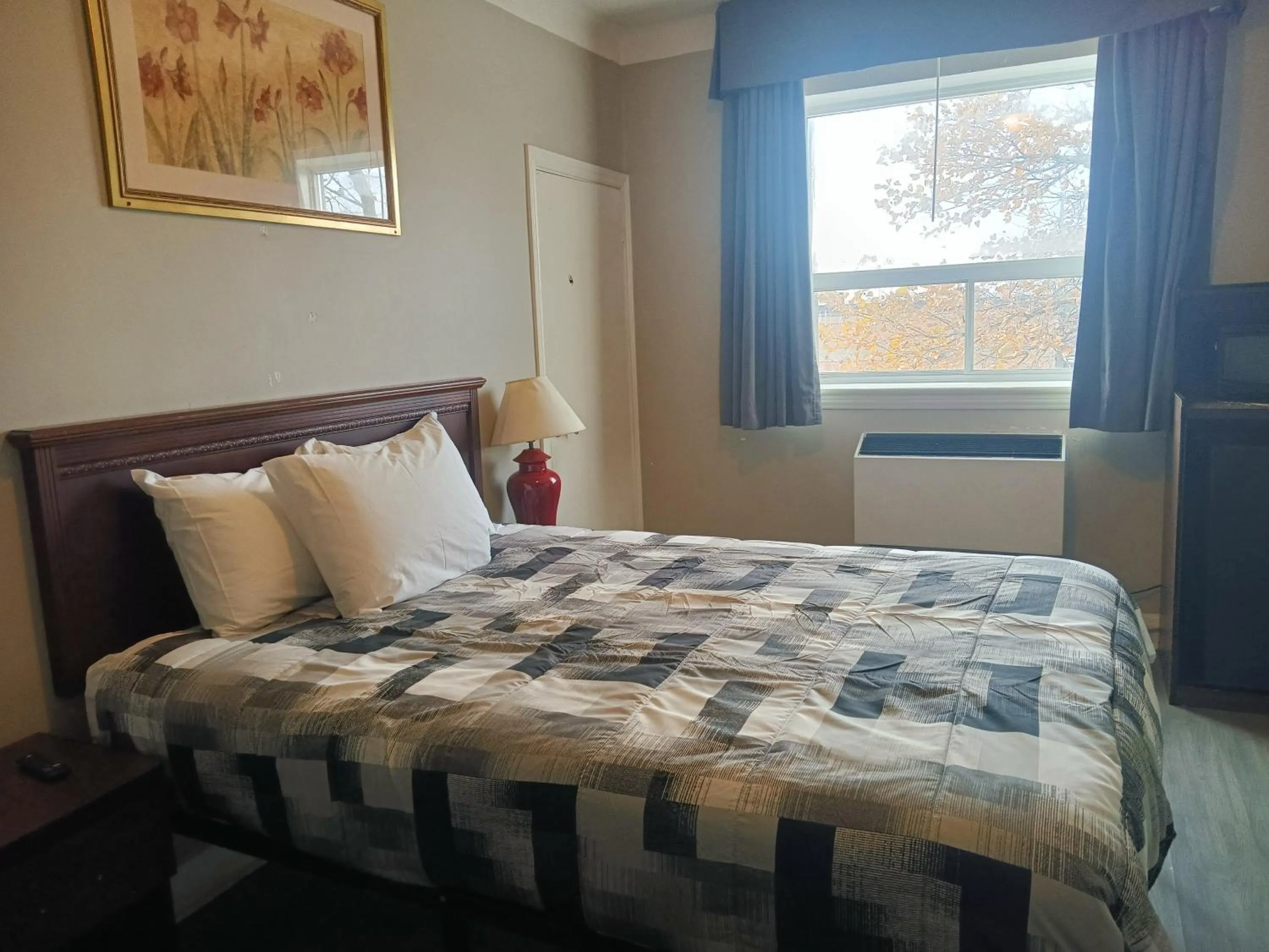 Photo of the whole room, Bed in London residency inn