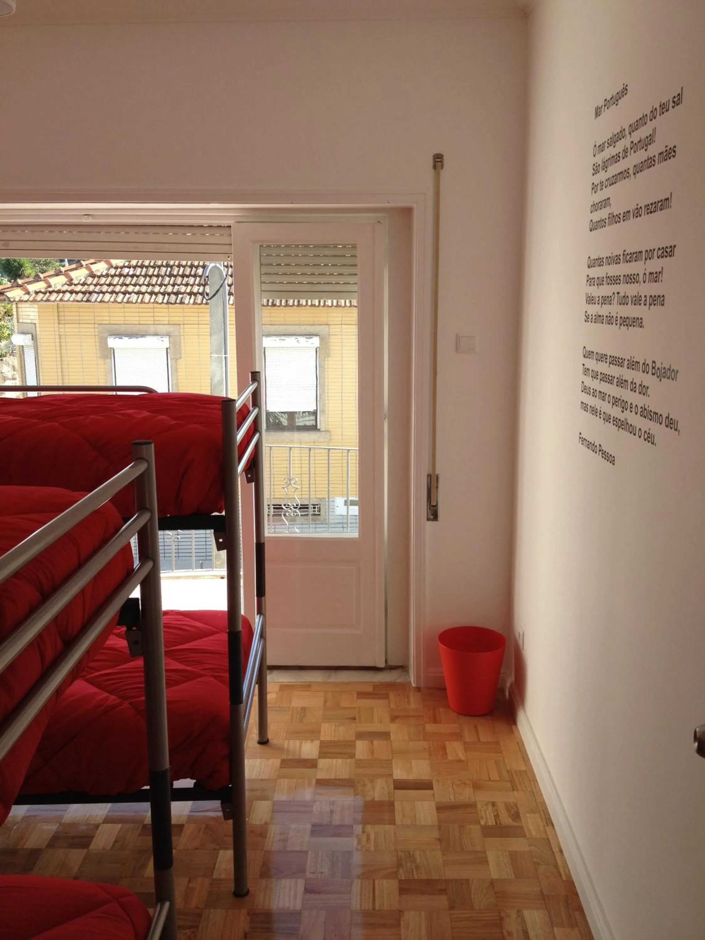 Photo of the whole room, Bed in AirPorto Hostel