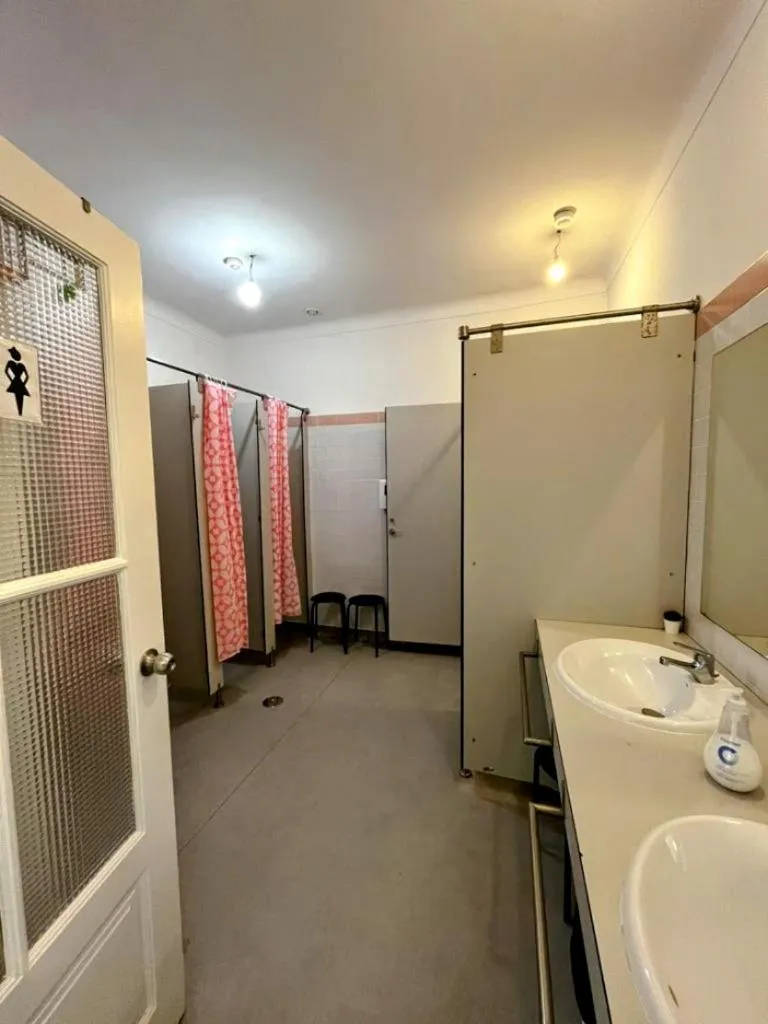 Toilet in AirPorto Hostel