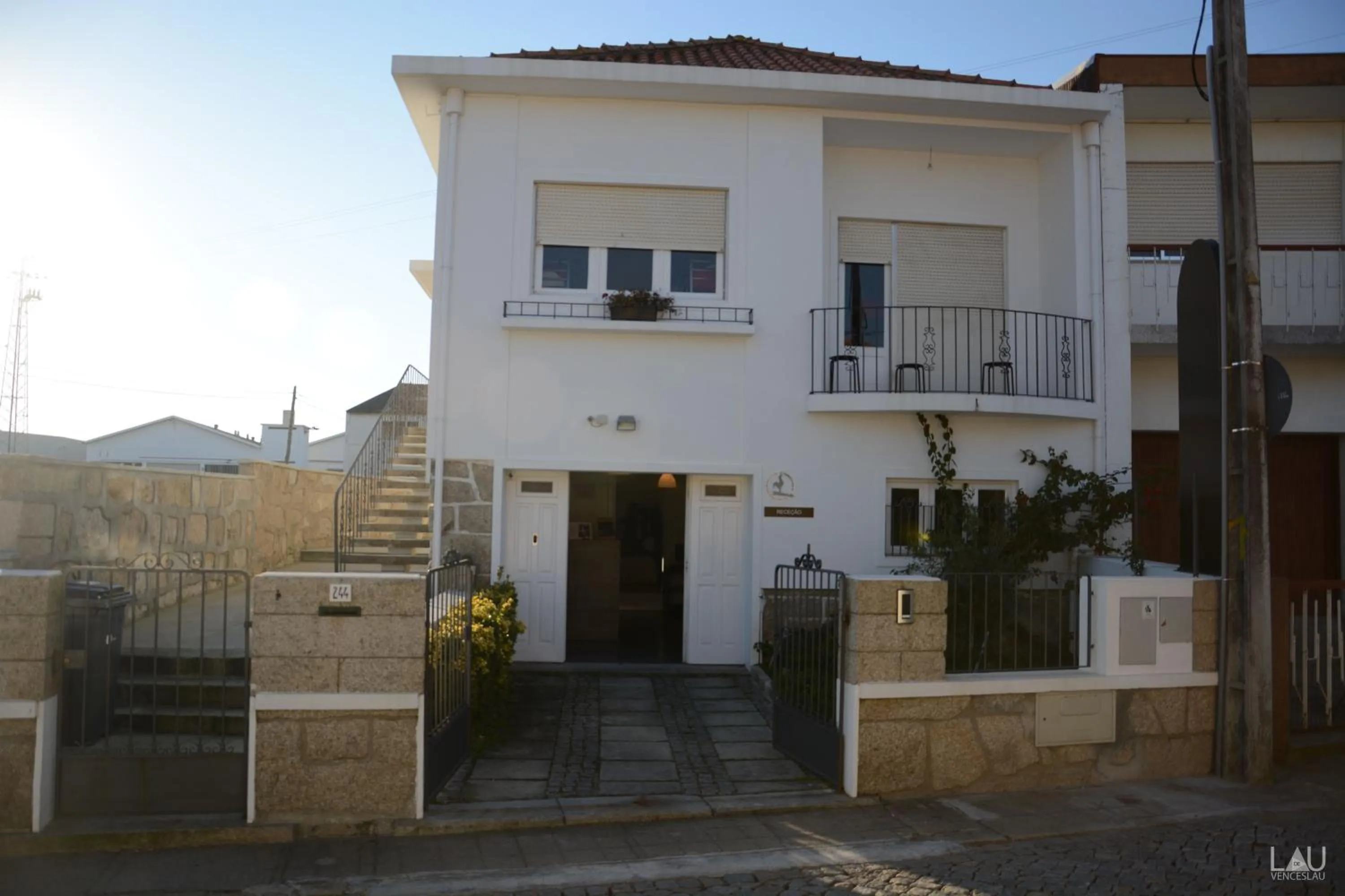 Facade/entrance in AirPorto Hostel