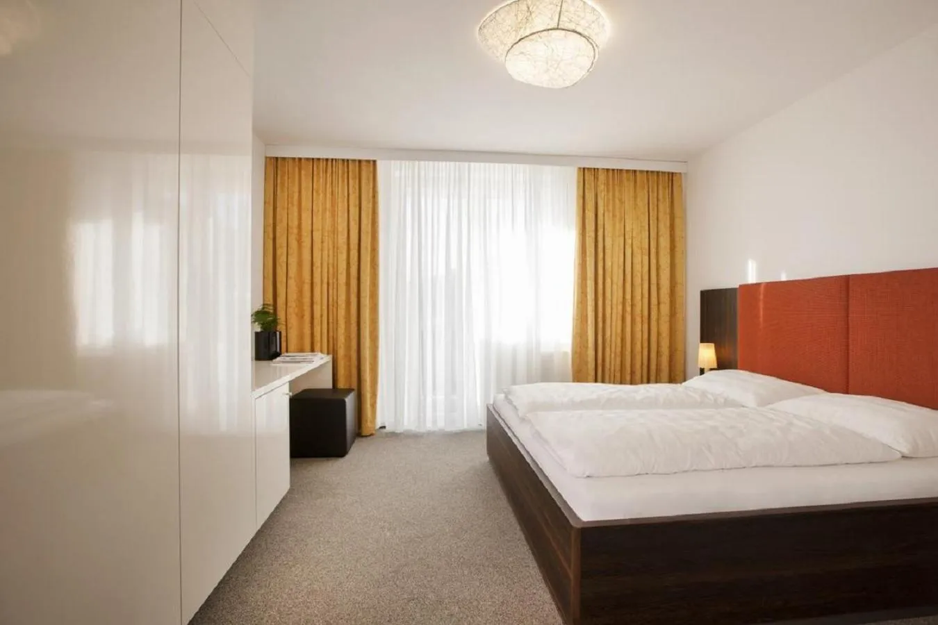 Landmark view, Bed in WIEDERERÖFFNUNG - TAUROA Schönberghof Spielberg