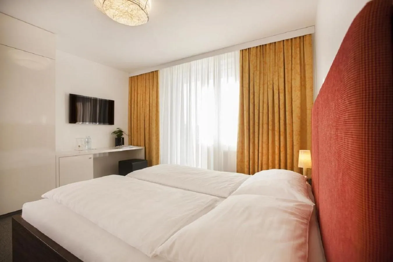 Landmark view, Bed in WIEDERERÖFFNUNG - TAUROA Schönberghof Spielberg