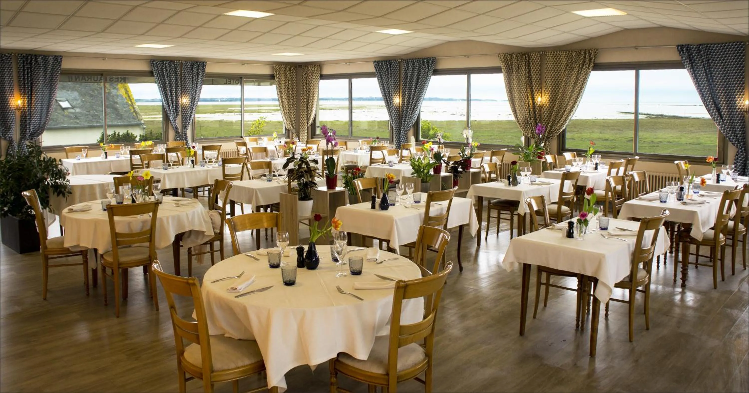 Restaurant/places to eat in Logis Hôtel Le Bretagne