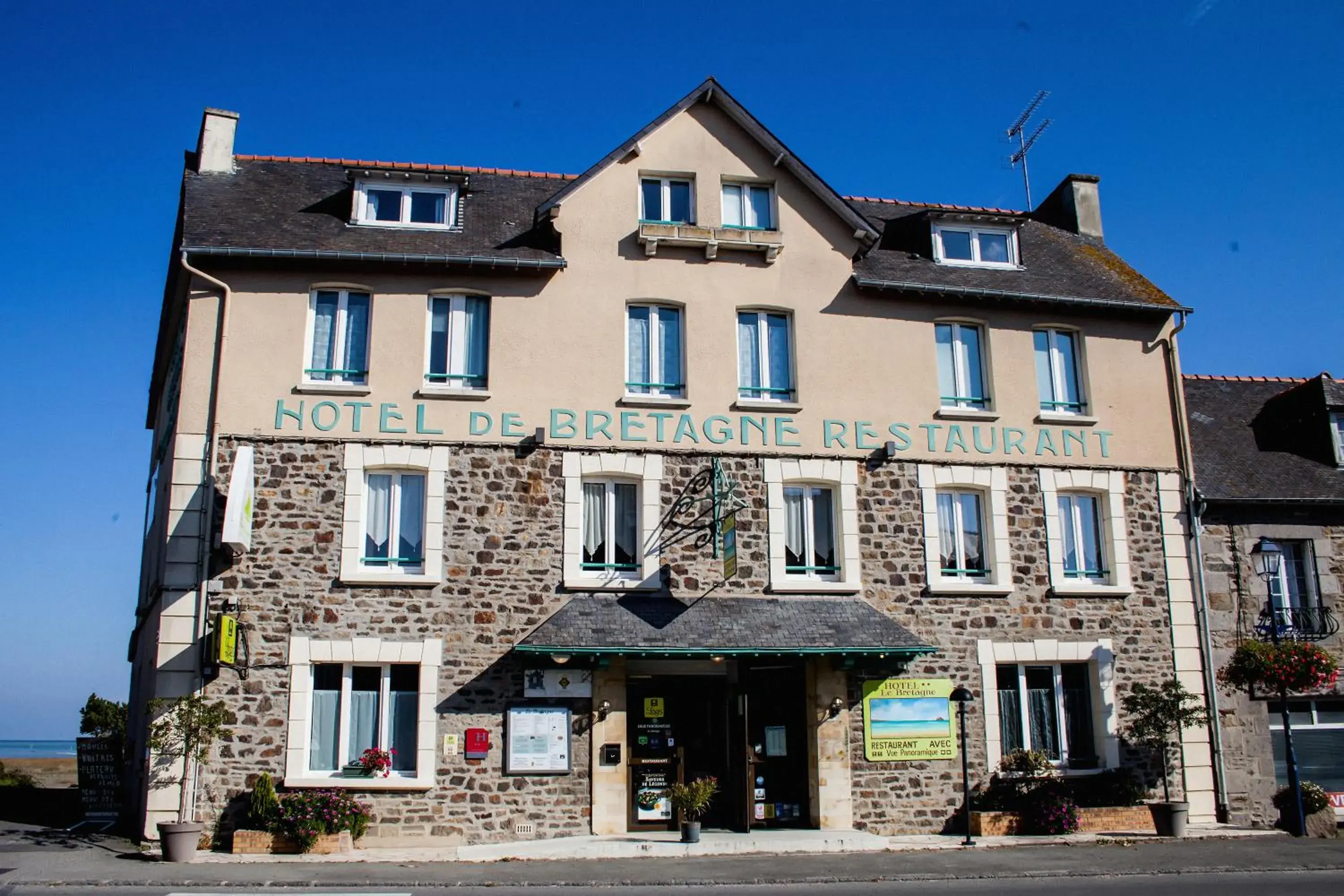 Property building in Logis Hôtel Le Bretagne Property building in Logis Hôtel Le Bretagne