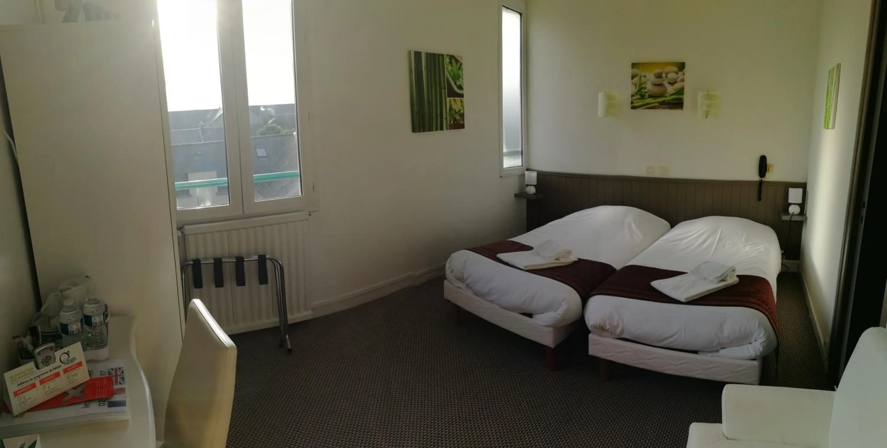 Bed in Logis Hôtel Le Bretagne