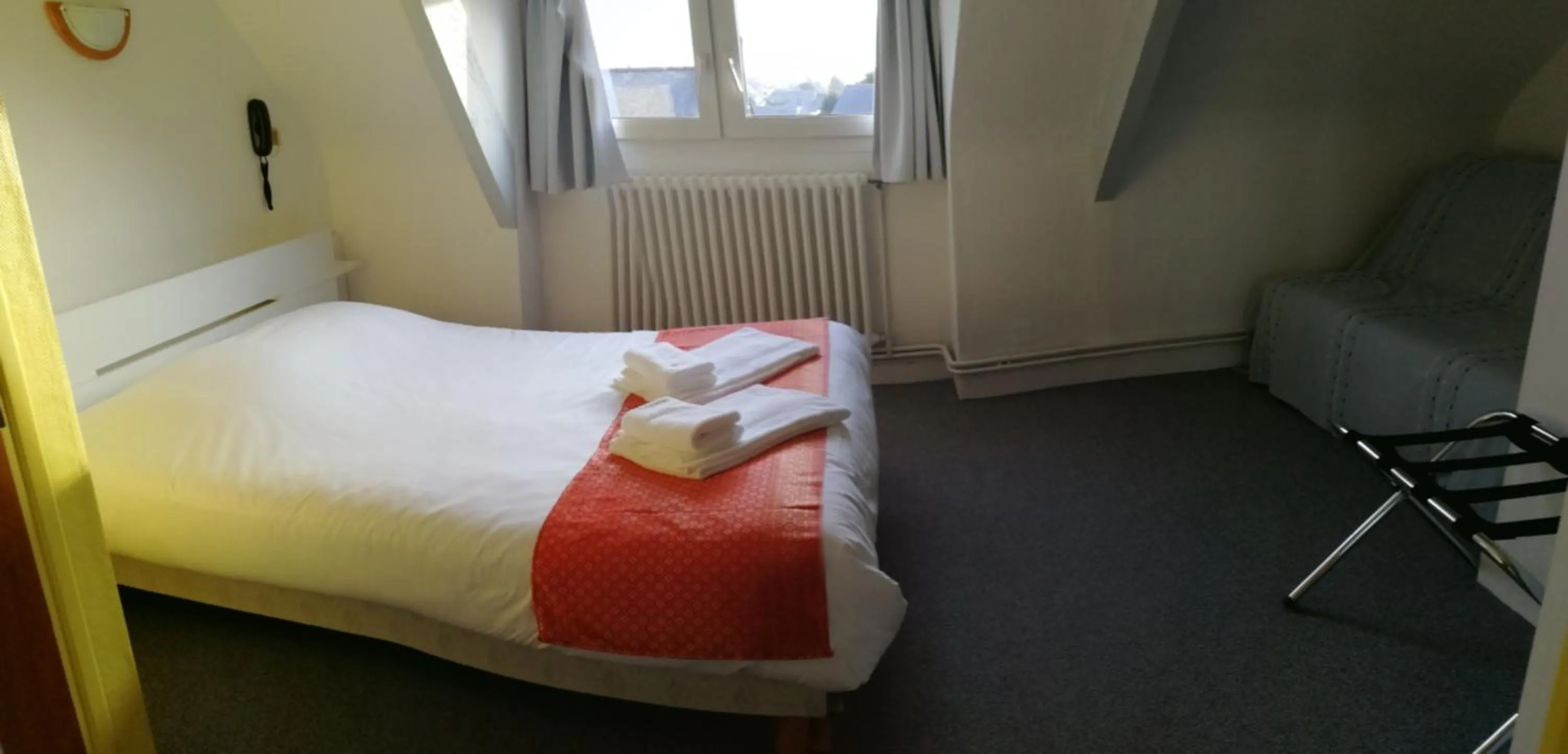 Bed in Logis Hôtel Le Bretagne