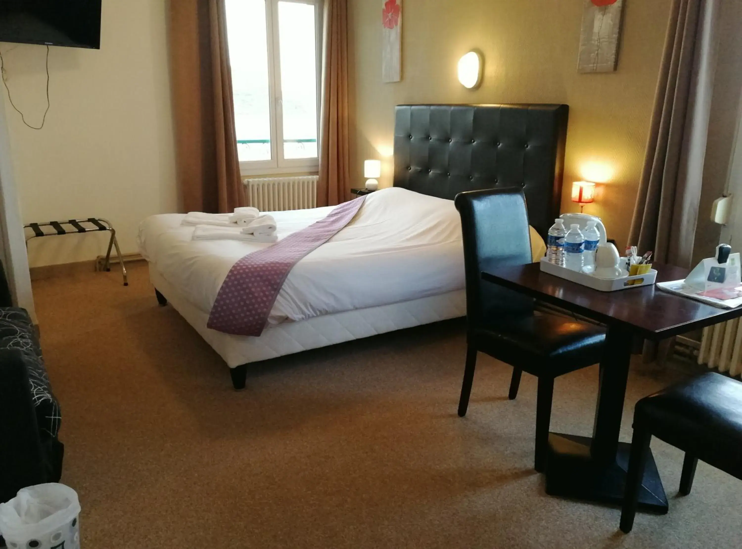 Bed in Logis Hôtel Le Bretagne Bed in Logis Hôtel Le Bretagne