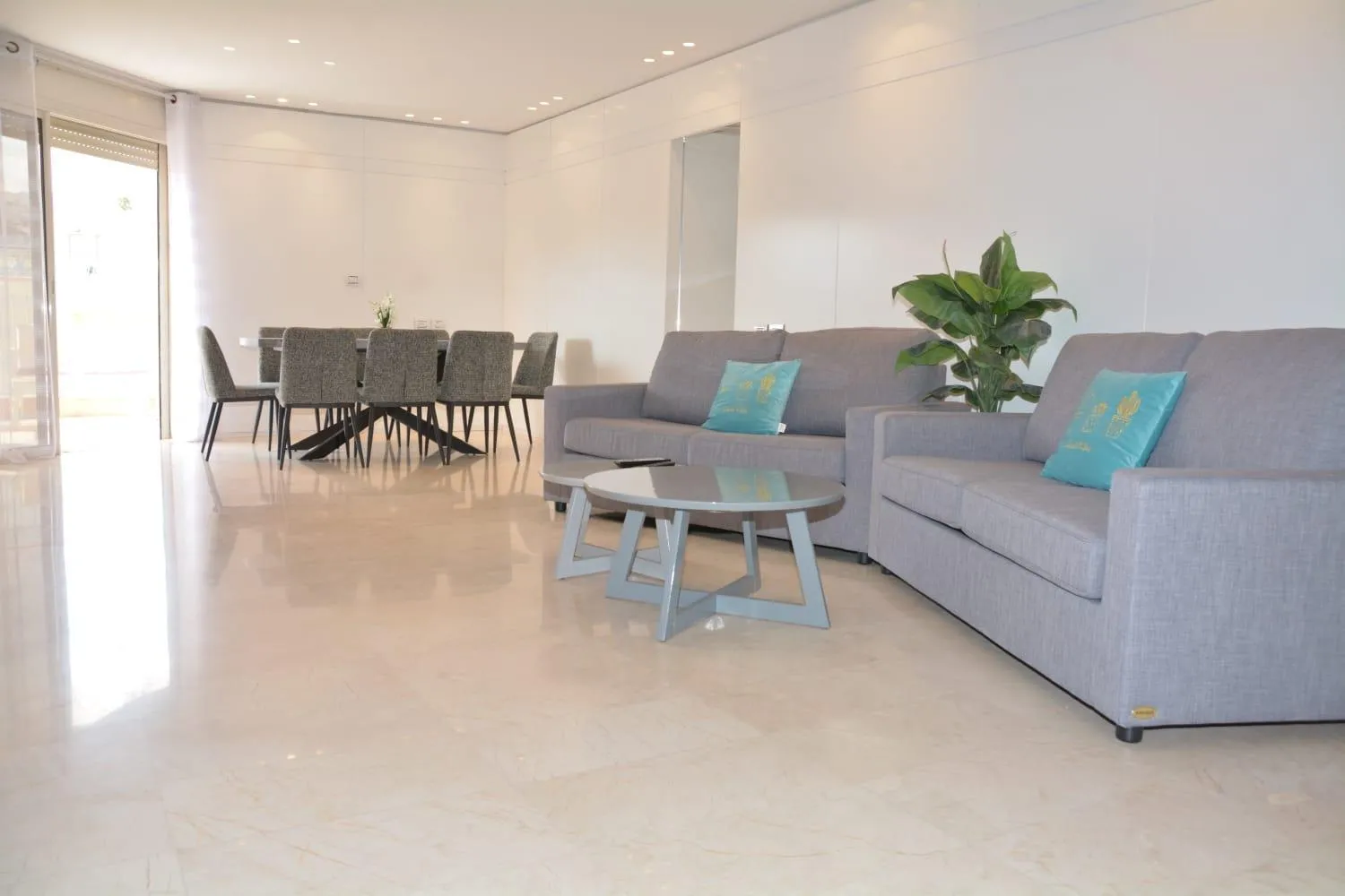 Renovated 3 Bedroom - Residence with Pool next the Beach