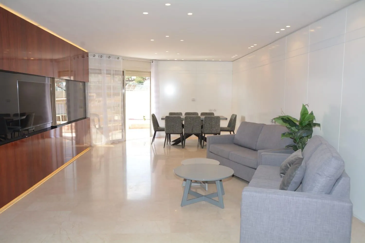 Renovated 3 Bedroom - Residence with Pool next the Beach