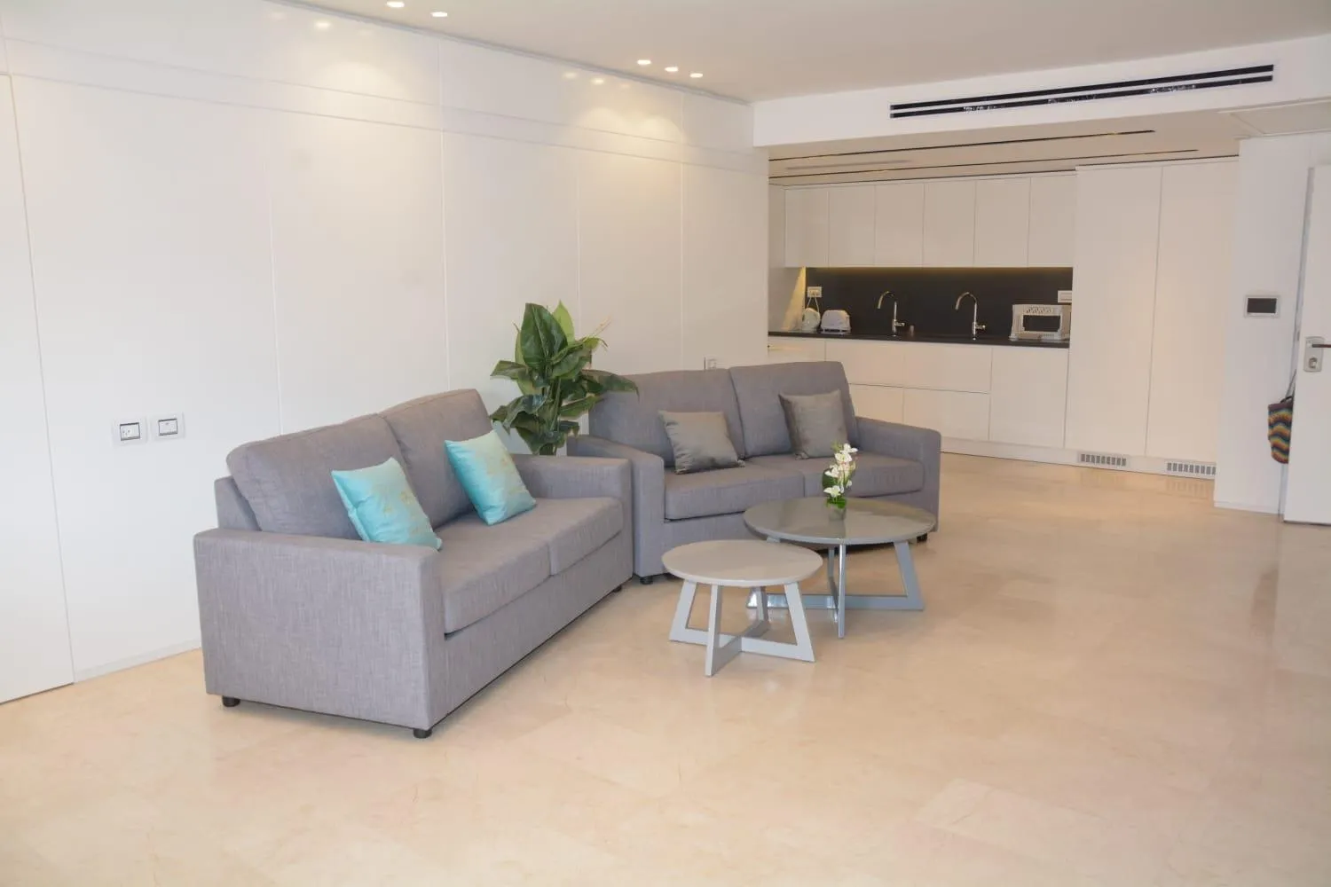 Renovated 3 Bedroom - Residence with Pool next the Beach