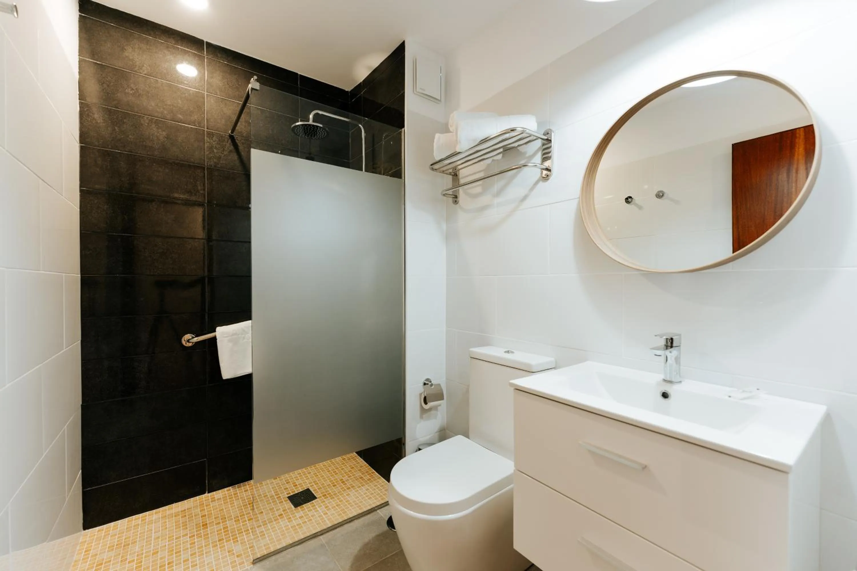 Shower, Bathroom in Atlantis Park Resort