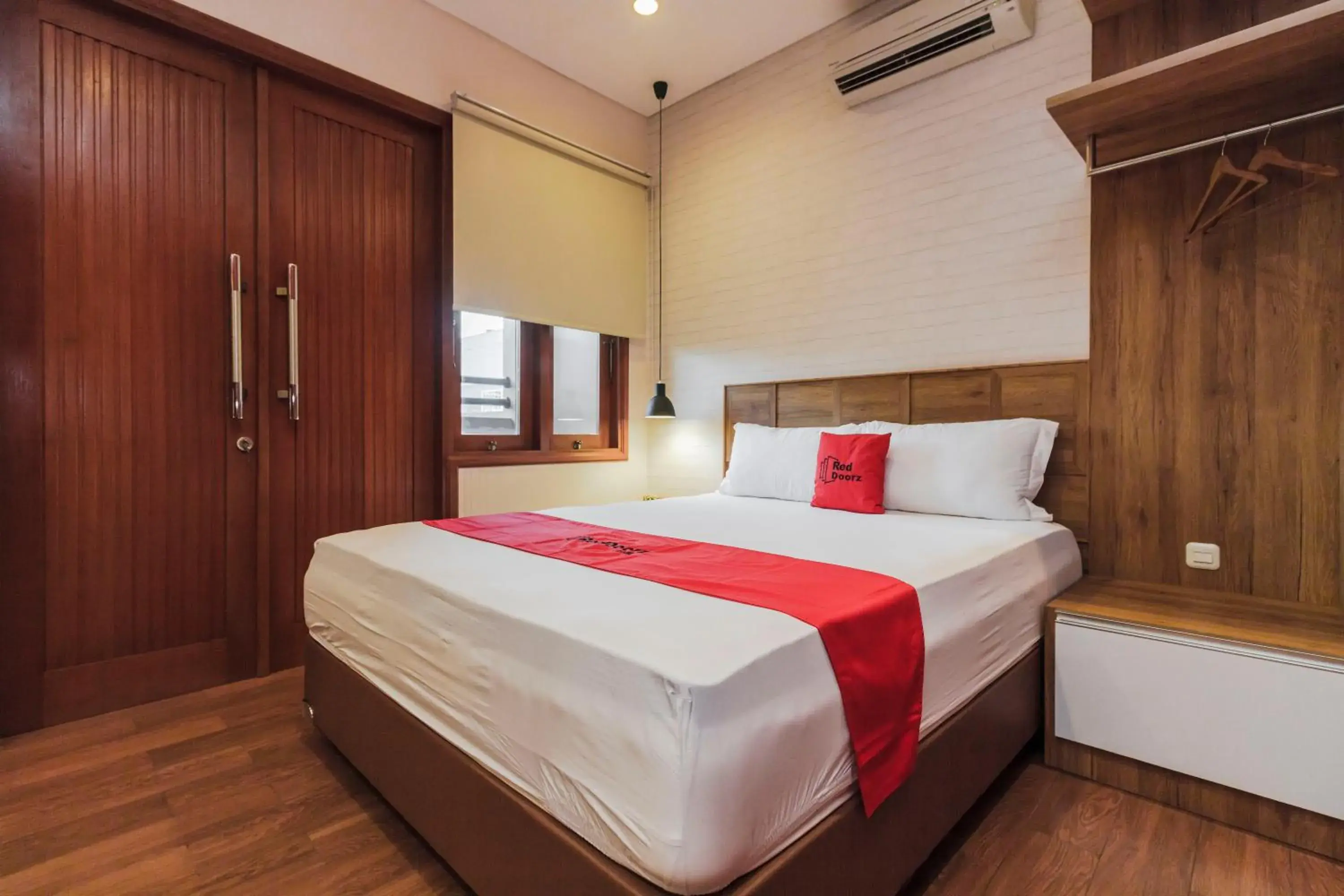 Bedroom, Bed in RedDoorz Plus @ CBD Bintaro Bedroom, Bed in RedDoorz Plus @ CBD Bintaro