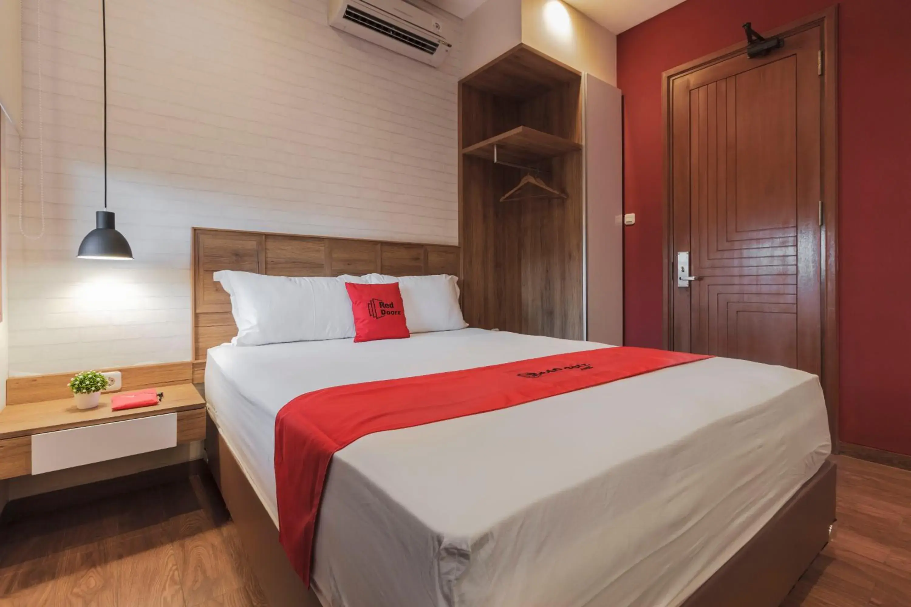 Bedroom, Bed in RedDoorz Plus @ CBD Bintaro Bedroom, Bed in RedDoorz Plus @ CBD Bintaro