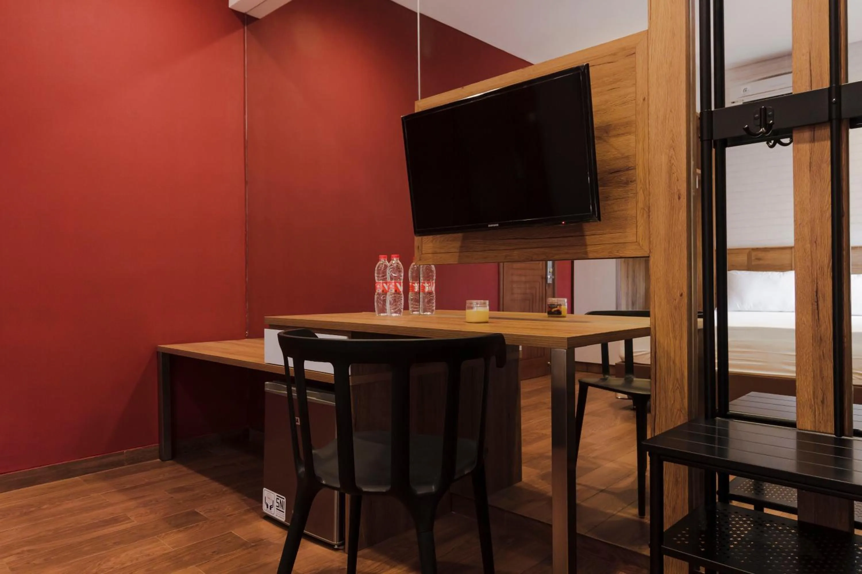 TV and multimedia in RedDoorz Plus @ CBD Bintaro