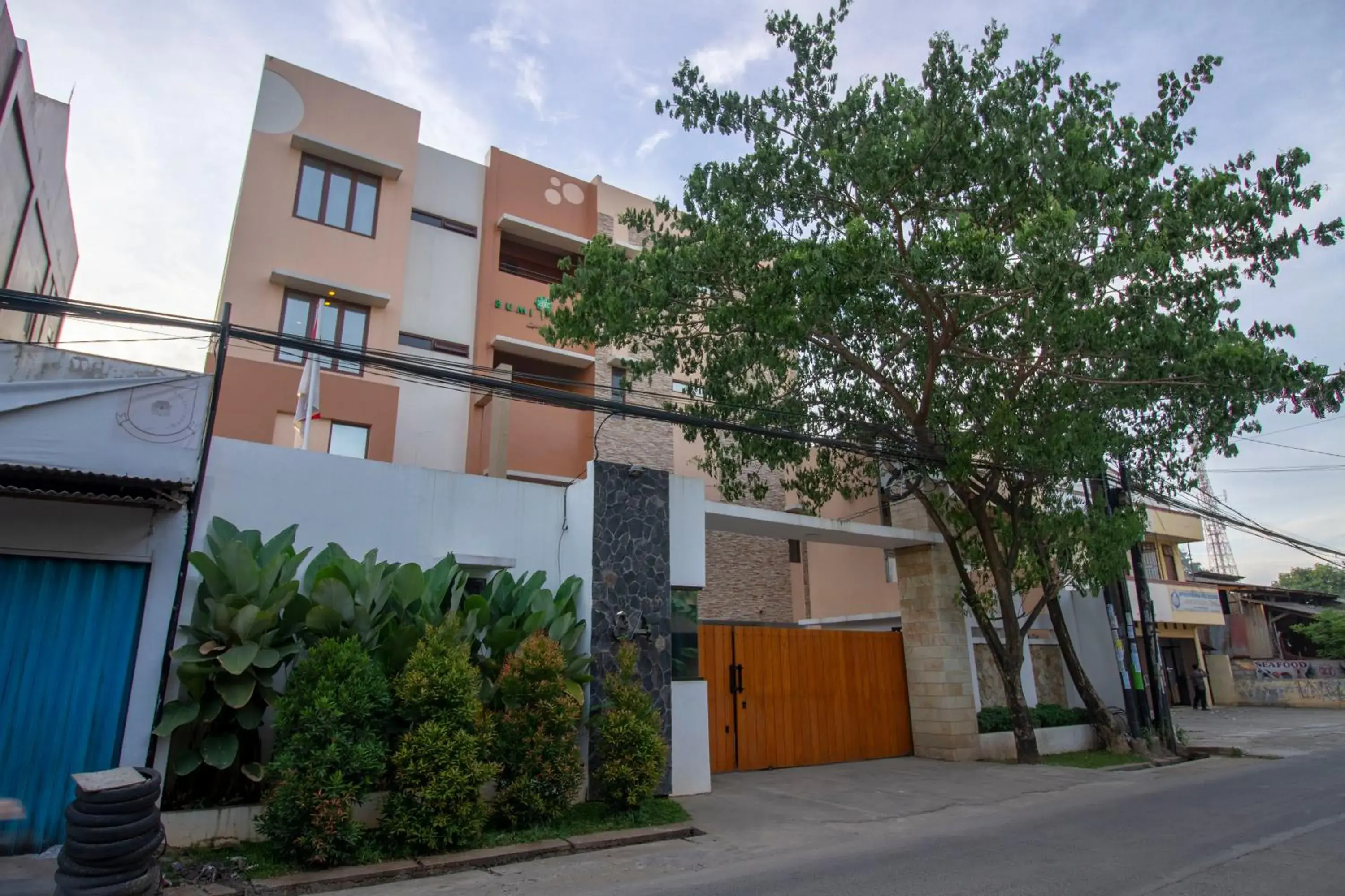 Property building in RedDoorz Plus @ CBD Bintaro Property building in RedDoorz Plus @ CBD Bintaro