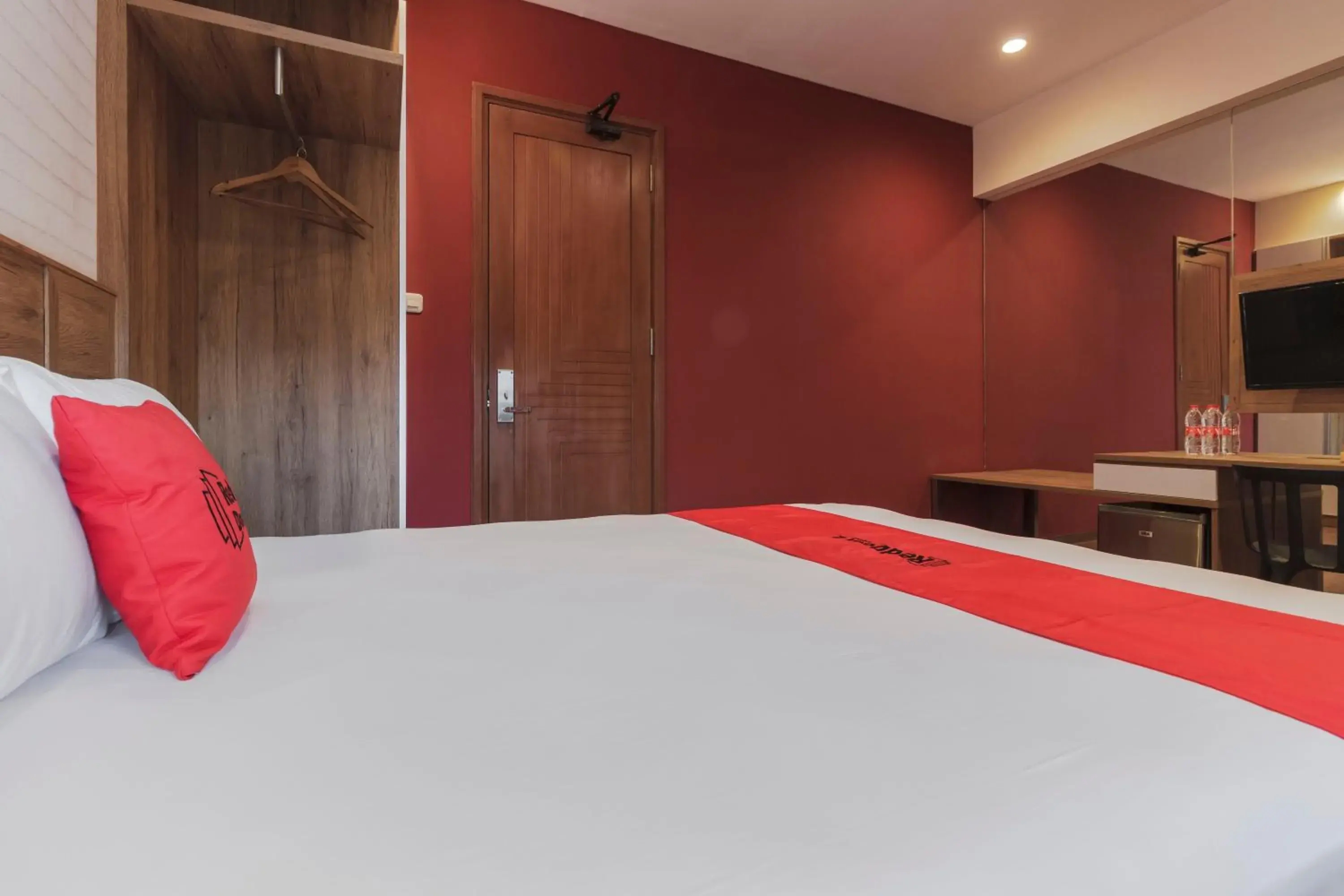 Bedroom, Bed in RedDoorz Plus @ CBD Bintaro Bedroom, Bed in RedDoorz Plus @ CBD Bintaro