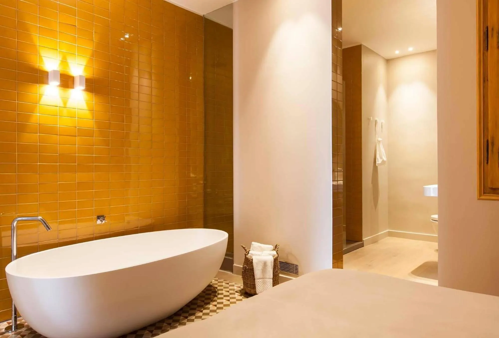 Bath in DestinationBCN Universitat Apartments