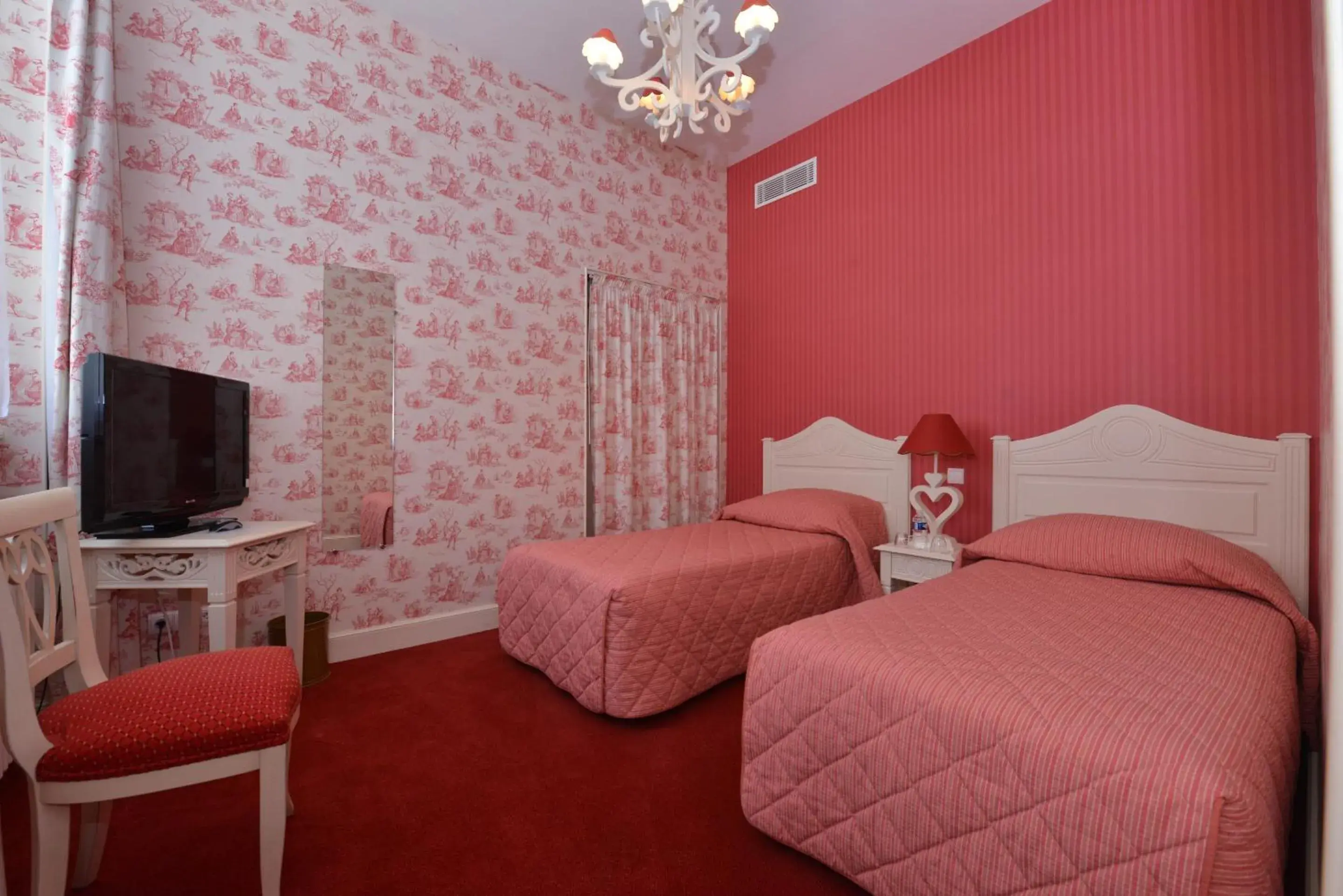 Bedroom, Bed in Hotel Castel Jeanson Bedroom, Bed in Hotel Castel Jeanson