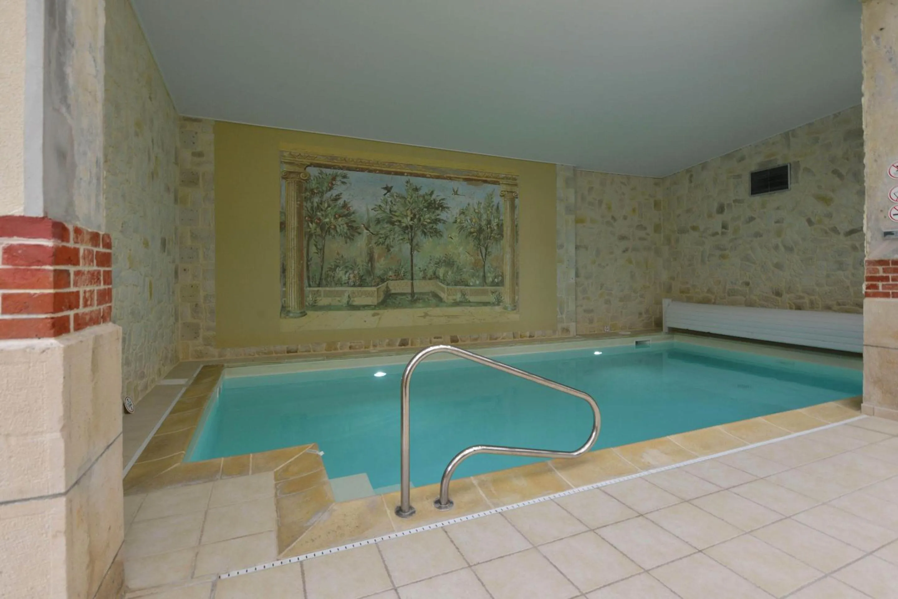 Swimming pool in Hotel Castel Jeanson