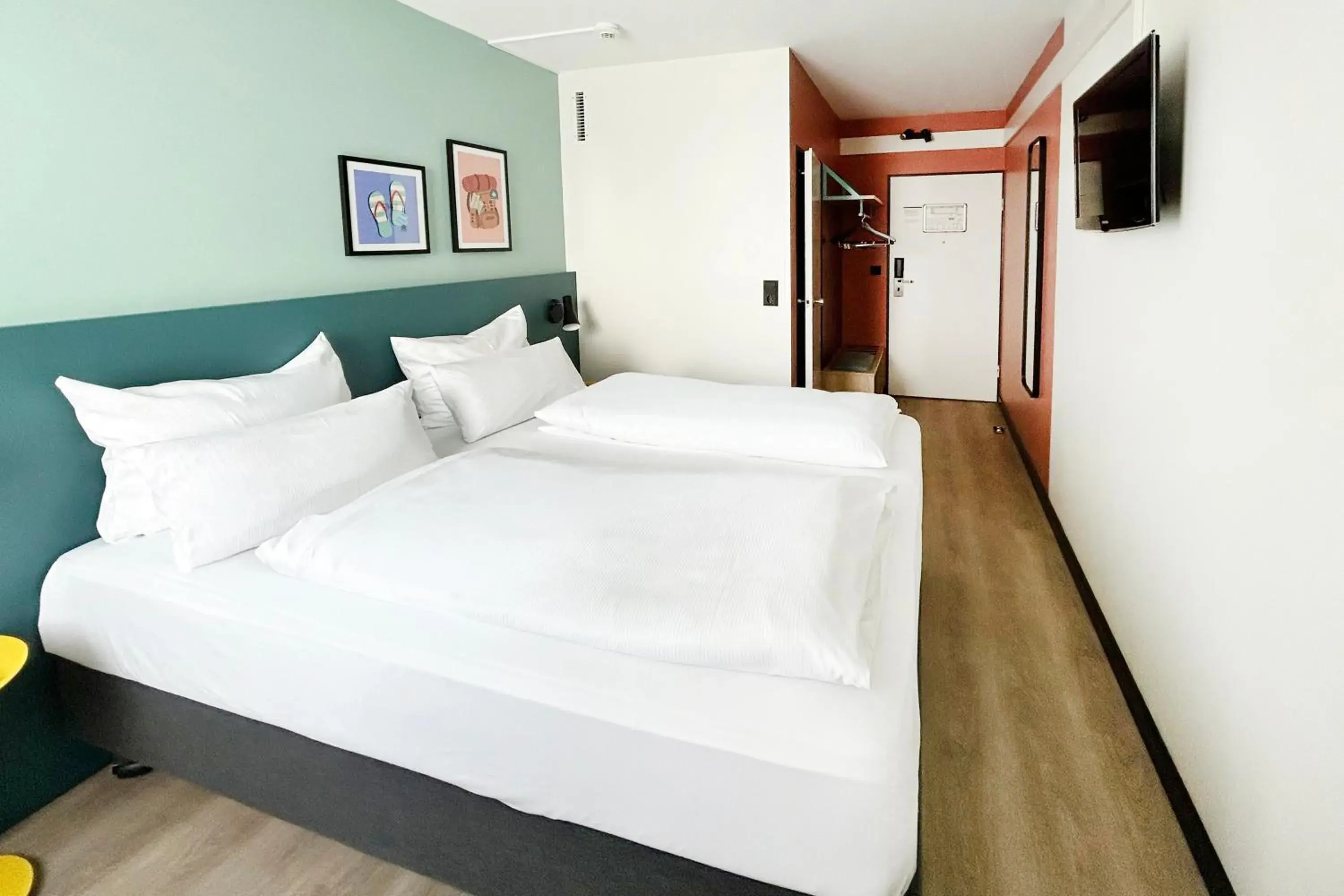 Photo of the whole room, Bed in Garner Hotel Osnabrück by IHG Photo of the whole room, Bed in Garner Hotel Osnabrück by IHG