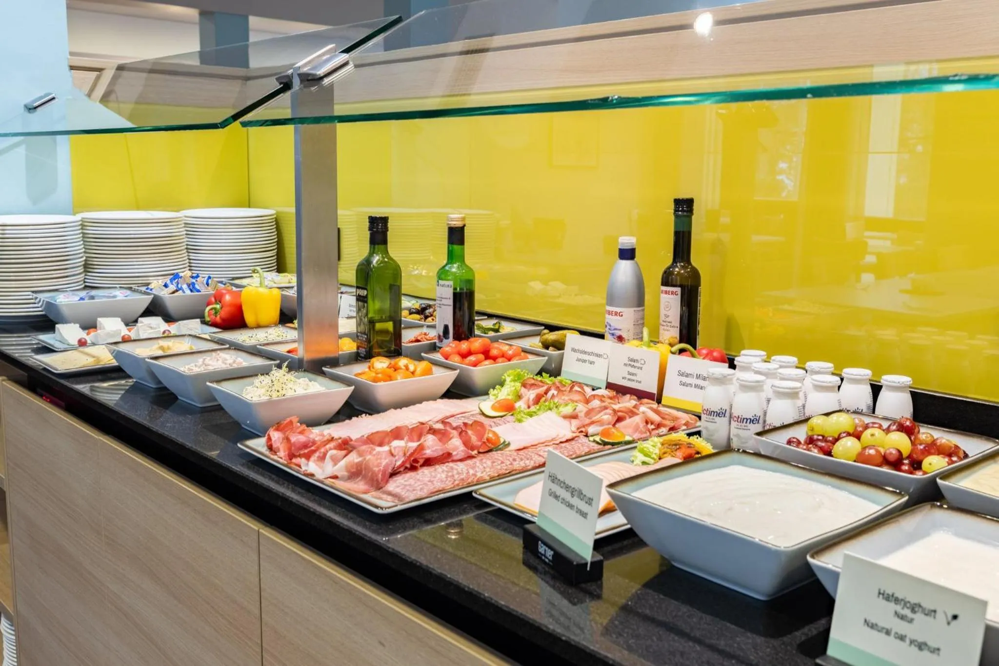 Restaurant/places to eat in Garner Hotel Osnabrück by IHG