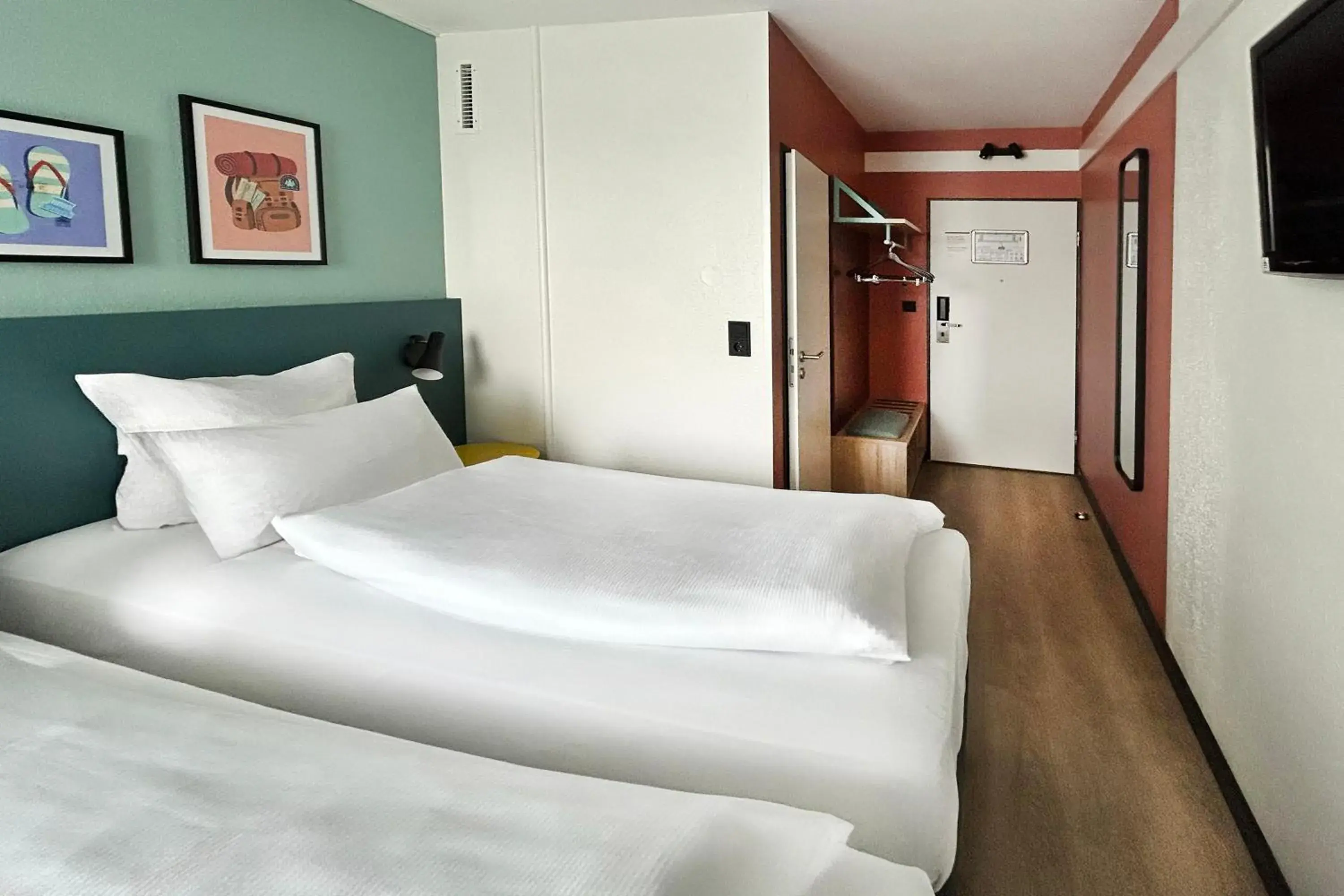 Photo of the whole room, Bed in Garner Hotel Osnabrück by IHG Photo of the whole room, Bed in Garner Hotel Osnabrück by IHG