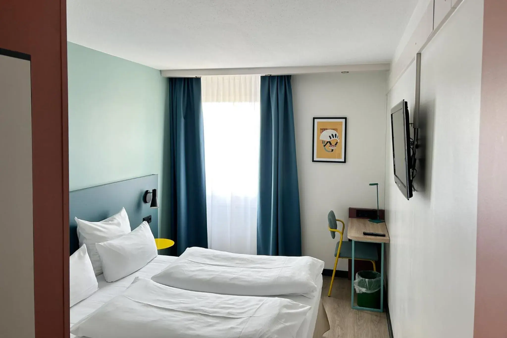 Photo of the whole room, Bed in Garner Hotel Osnabrück by IHG Photo of the whole room, Bed in Garner Hotel Osnabrück by IHG