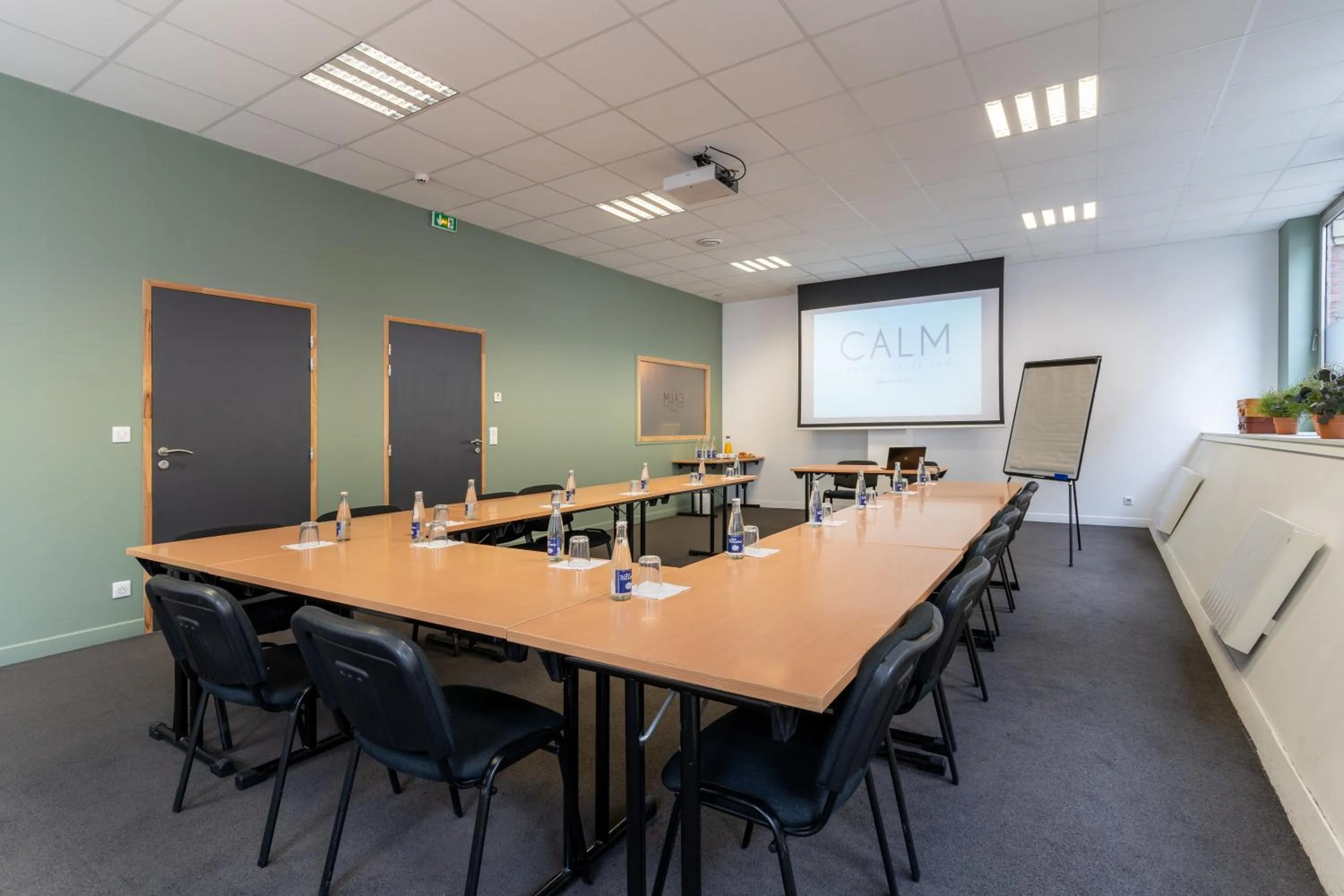 Meeting/conference room in CALM Appart' & Hostel