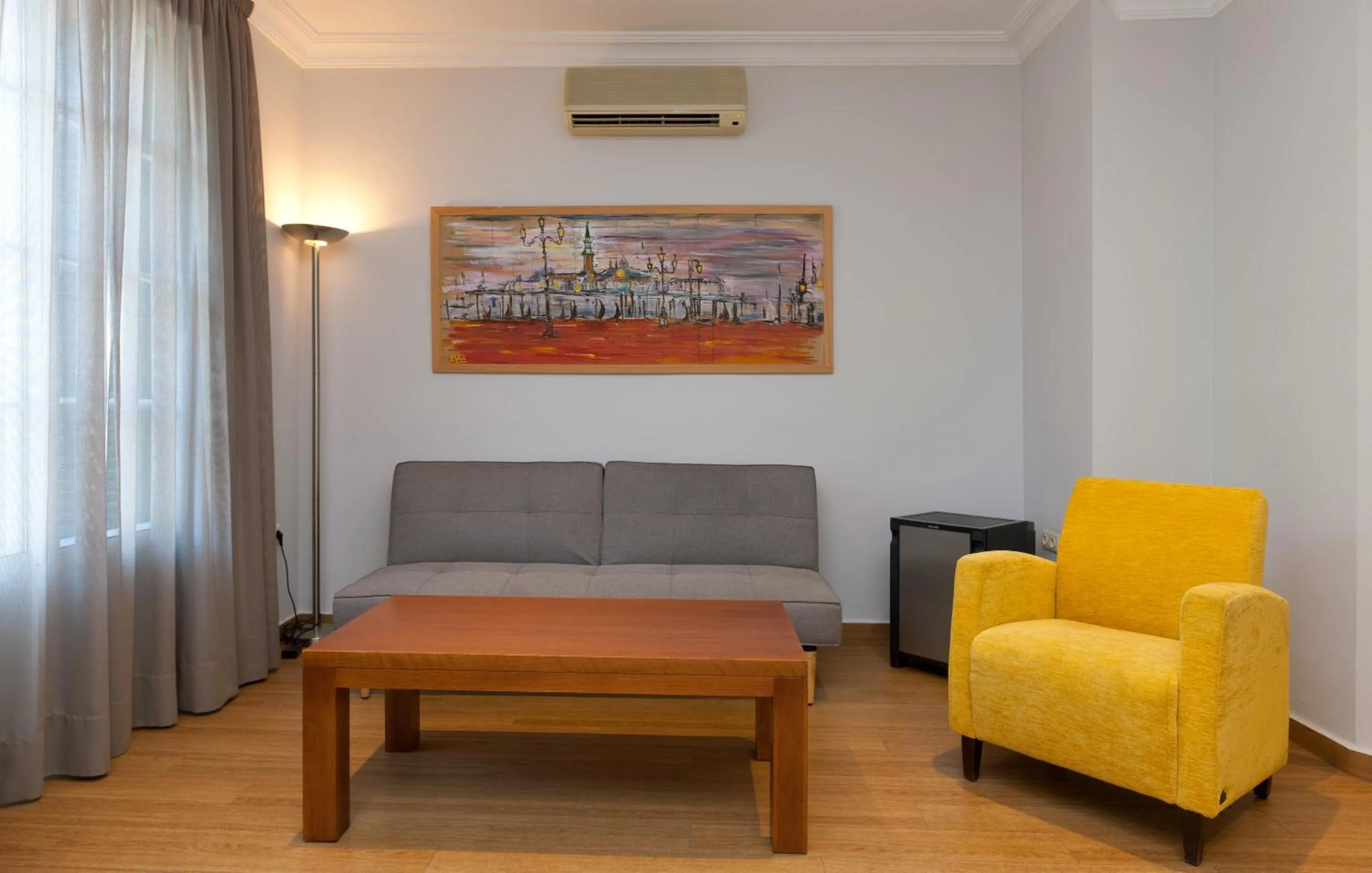 Photo of the whole room, Seating Area in Venecia