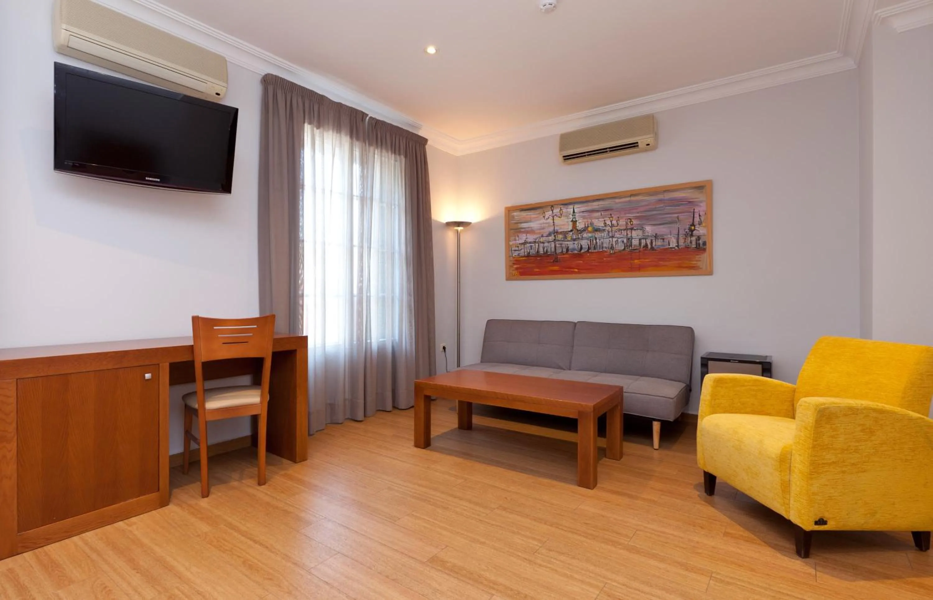 Photo of the whole room, TV/Entertainment Center in Venecia