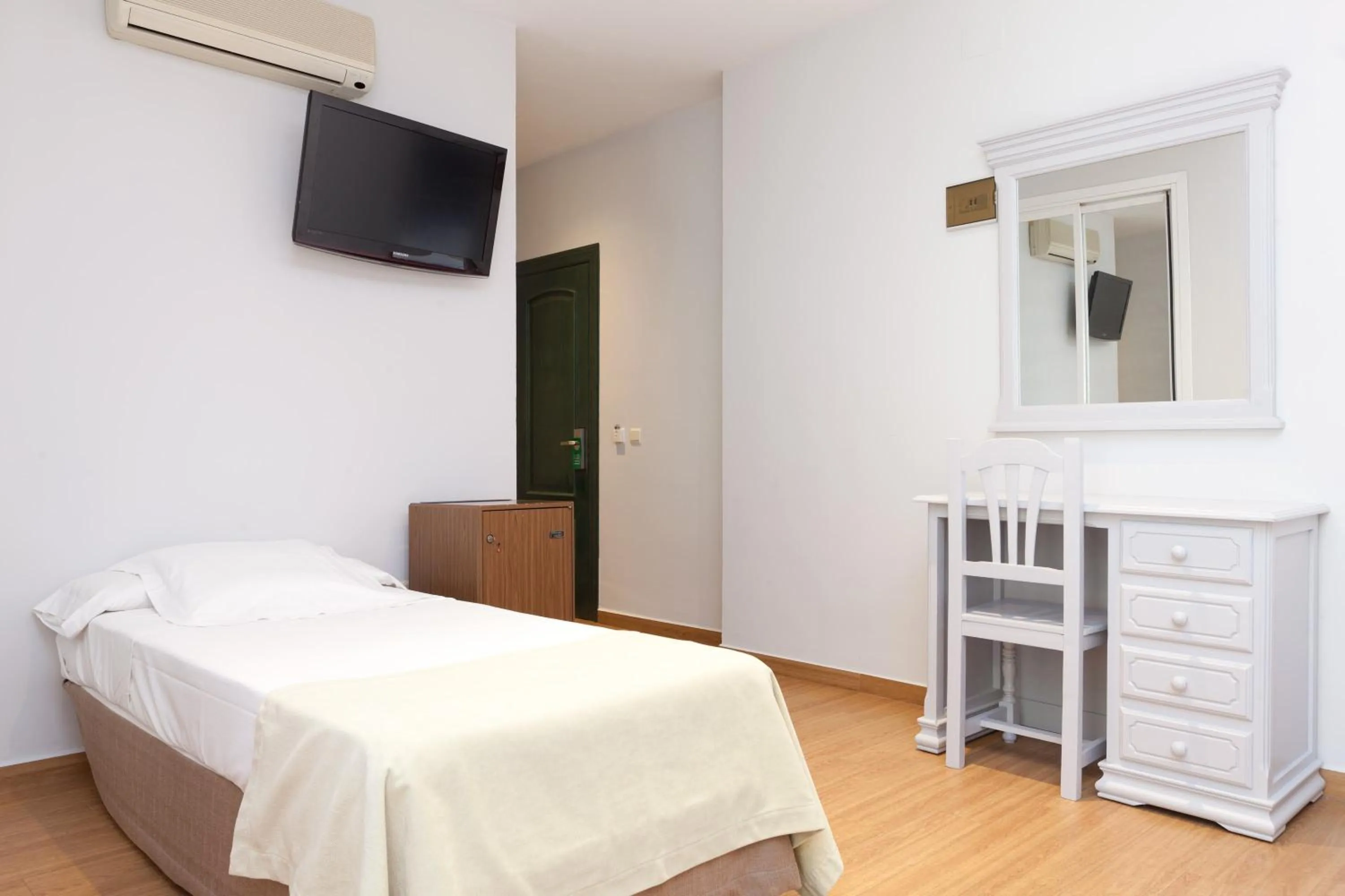 Photo of the whole room, TV/Entertainment Center in Venecia