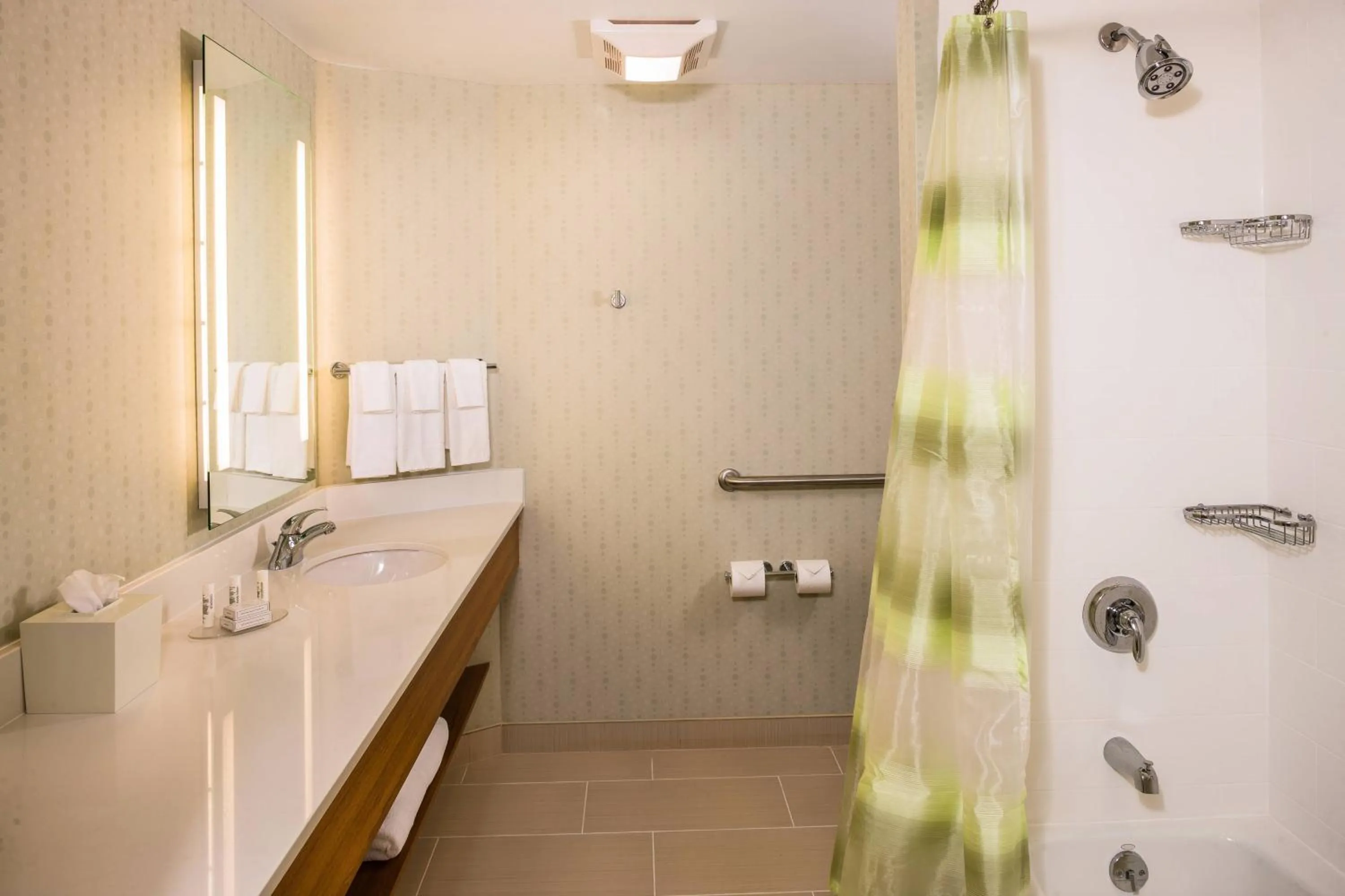 Bathroom in SpringHill Suites by Marriott New York LaGuardia Airport