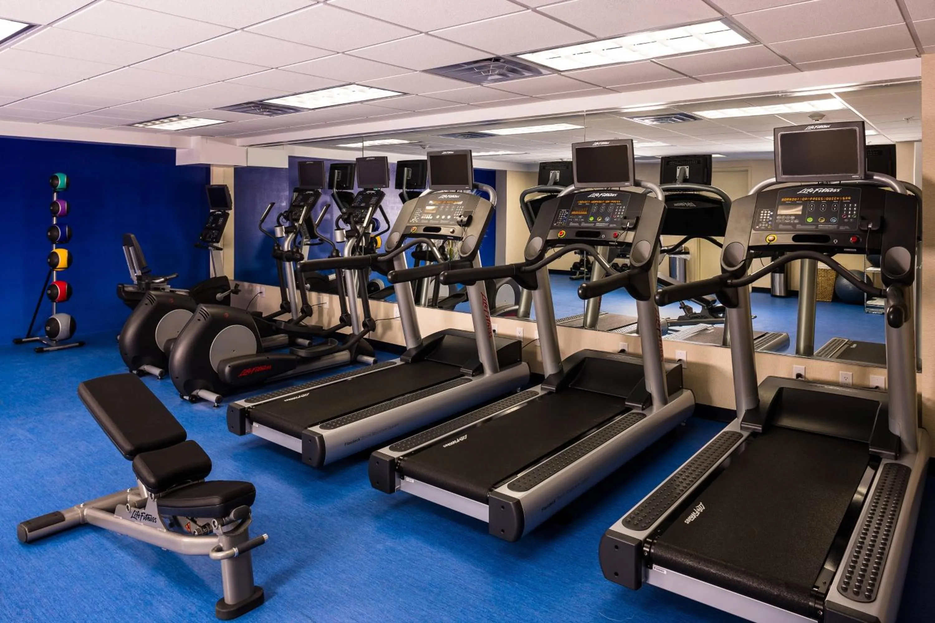 Fitness centre/facilities in SpringHill Suites by Marriott New York LaGuardia Airport