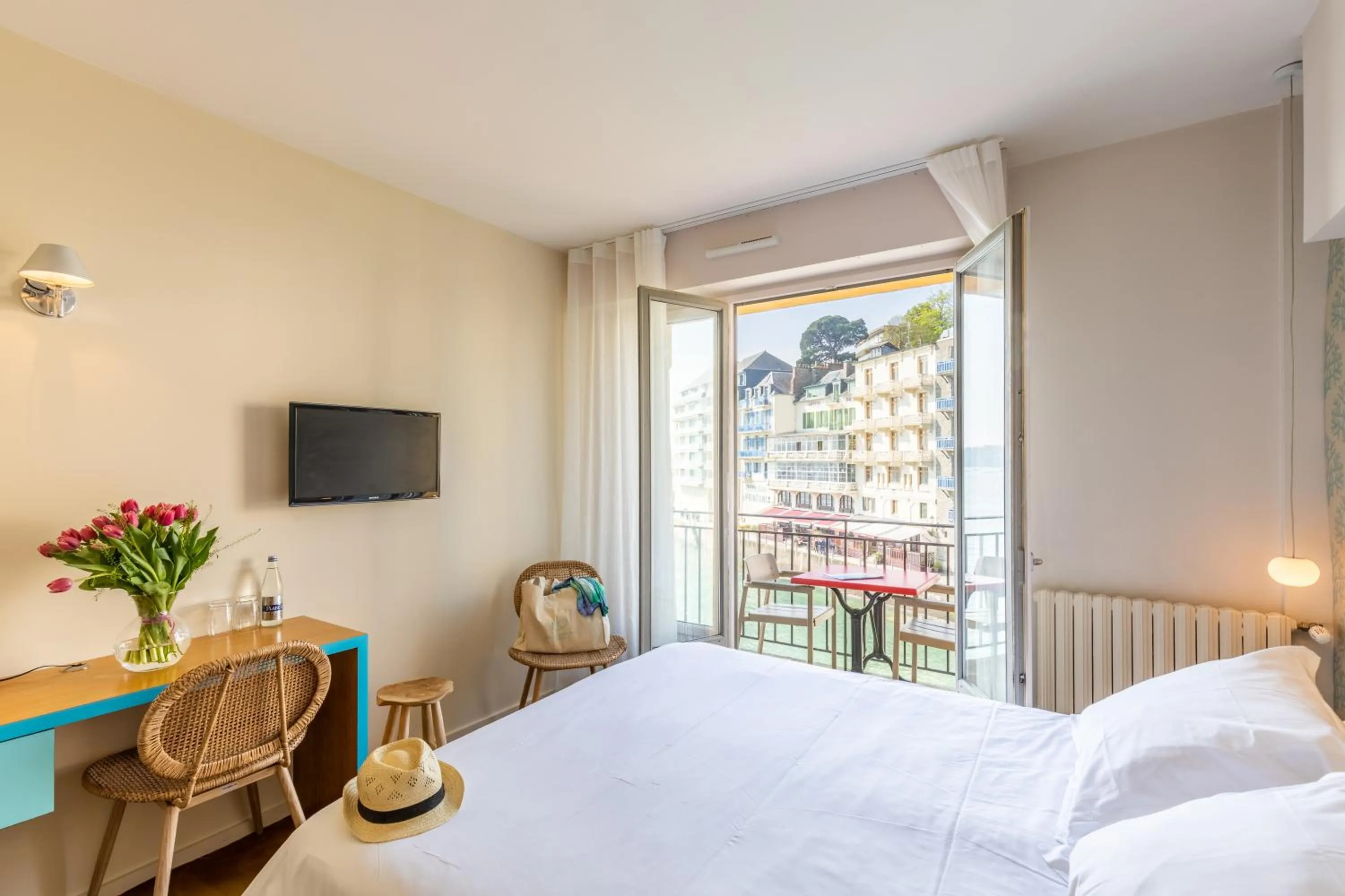 View (from property/room), Bed in Hôtel De La Vallée