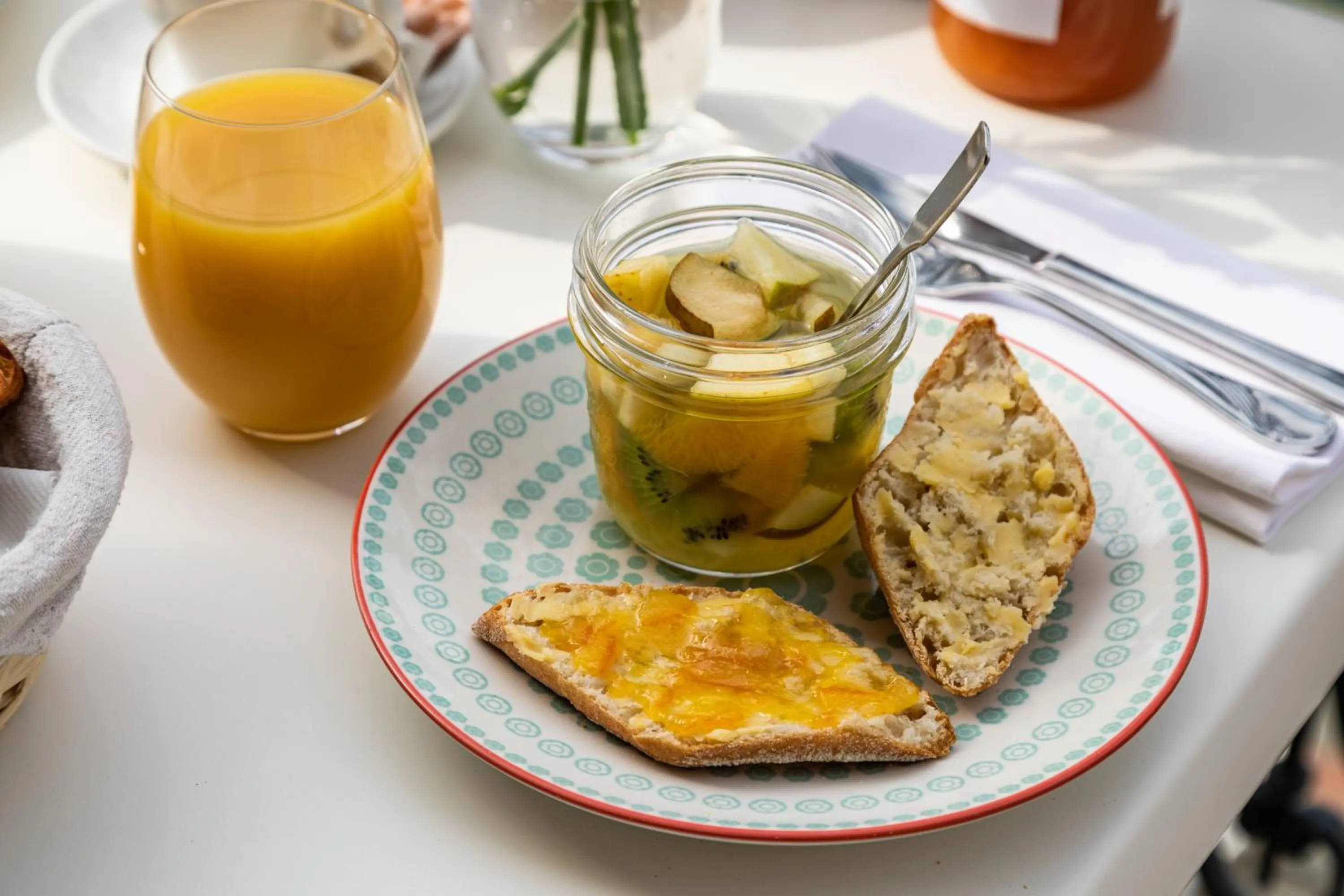 Continental breakfast in Hôtel De La Vallée