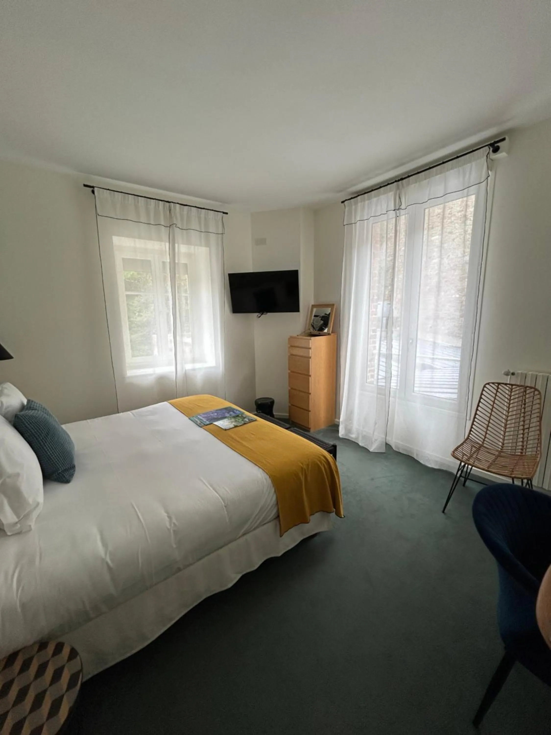 Photo of the whole room, Bed in Hôtel De La Vallée