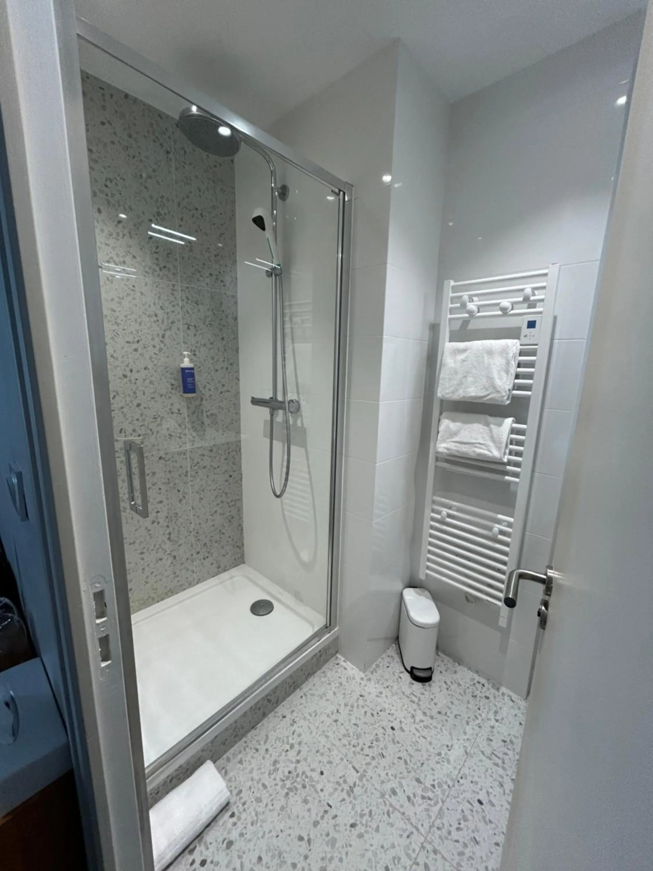 Shower in Hôtel De La Vallée