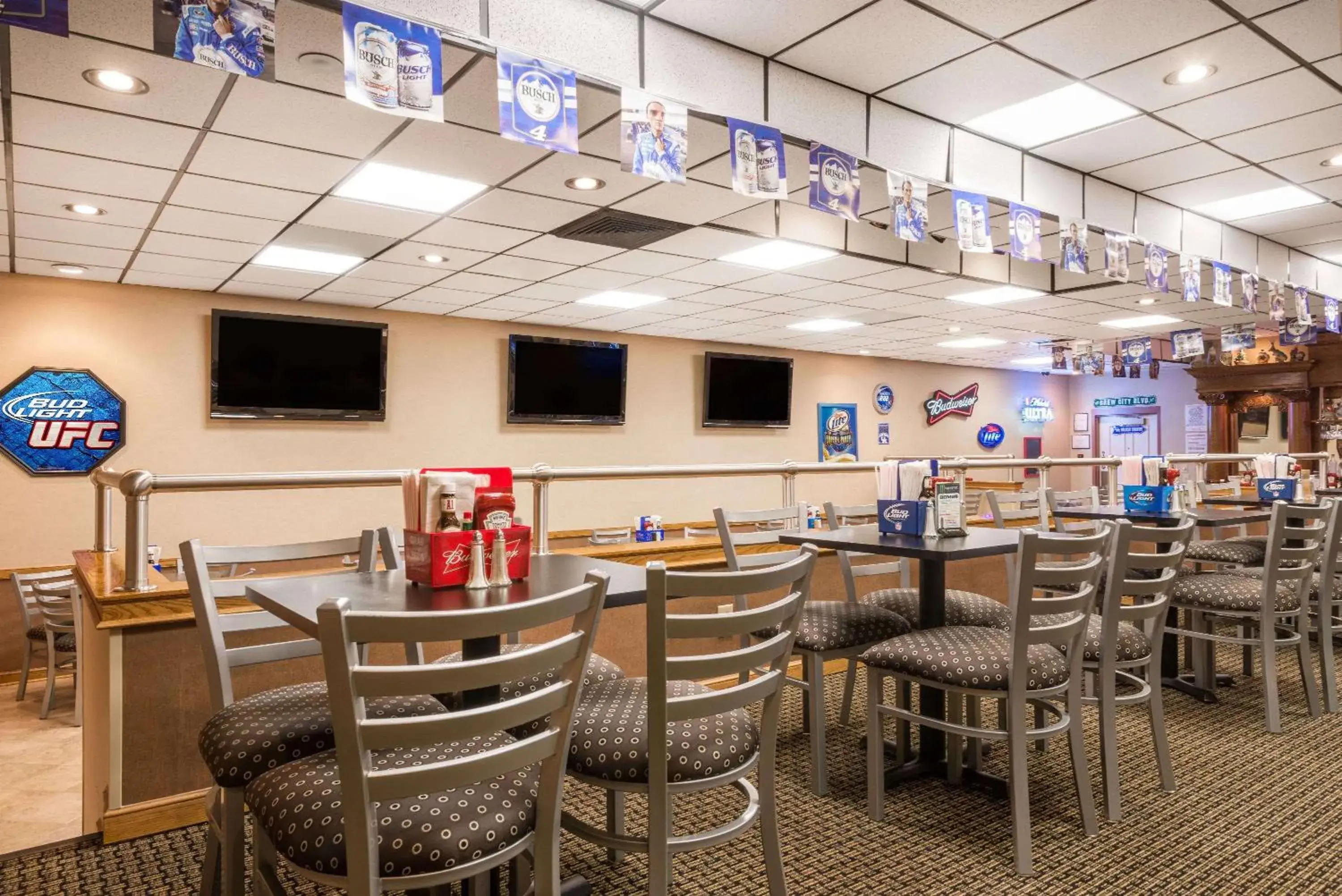 Lounge or bar in Ramada by Wyndham Paintsville Hotel & Conference Center Lounge or bar in Ramada by Wyndham Paintsville Hotel & Conference Center