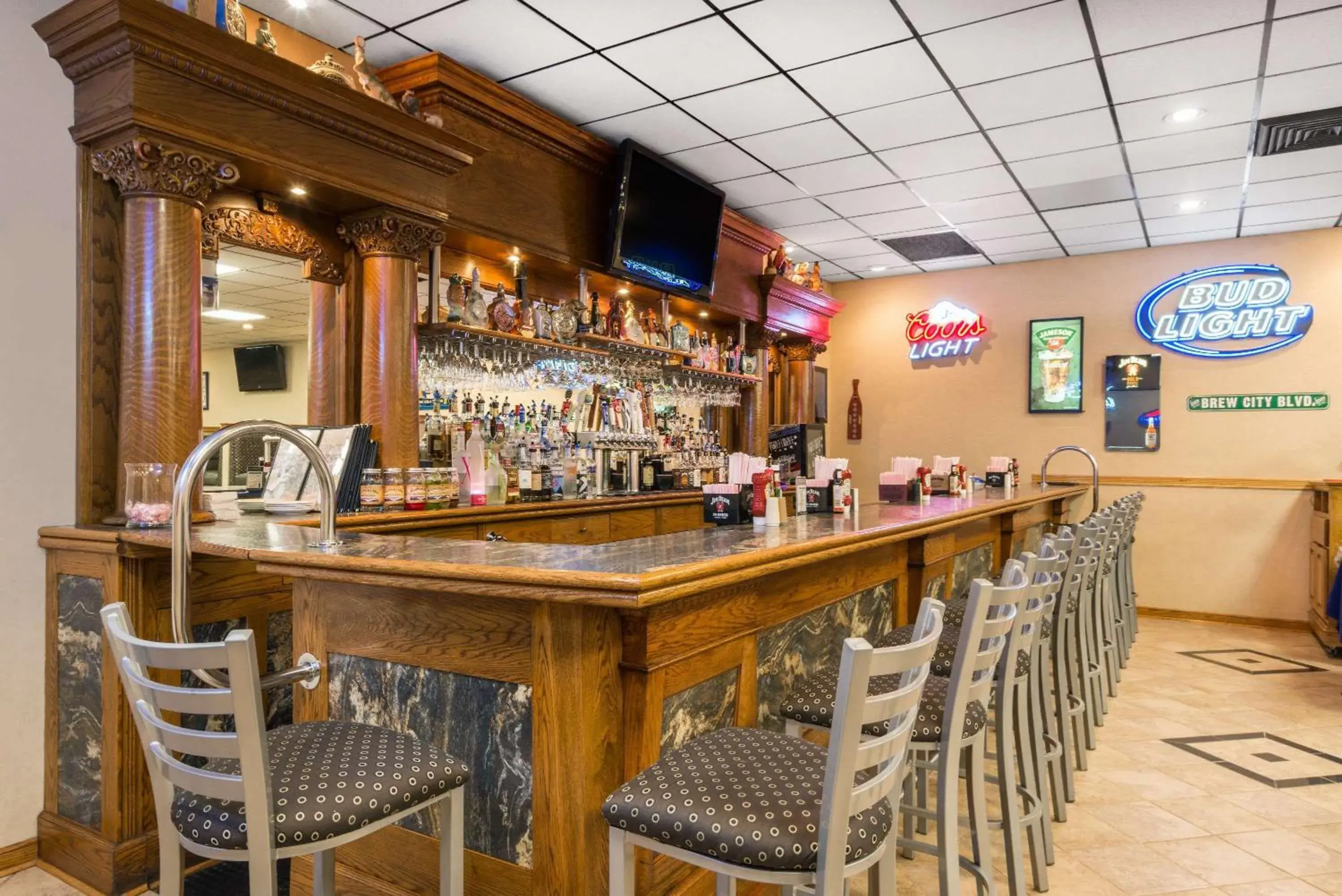 Lounge or bar in Ramada by Wyndham Paintsville Hotel & Conference Center Lounge or bar in Ramada by Wyndham Paintsville Hotel & Conference Center