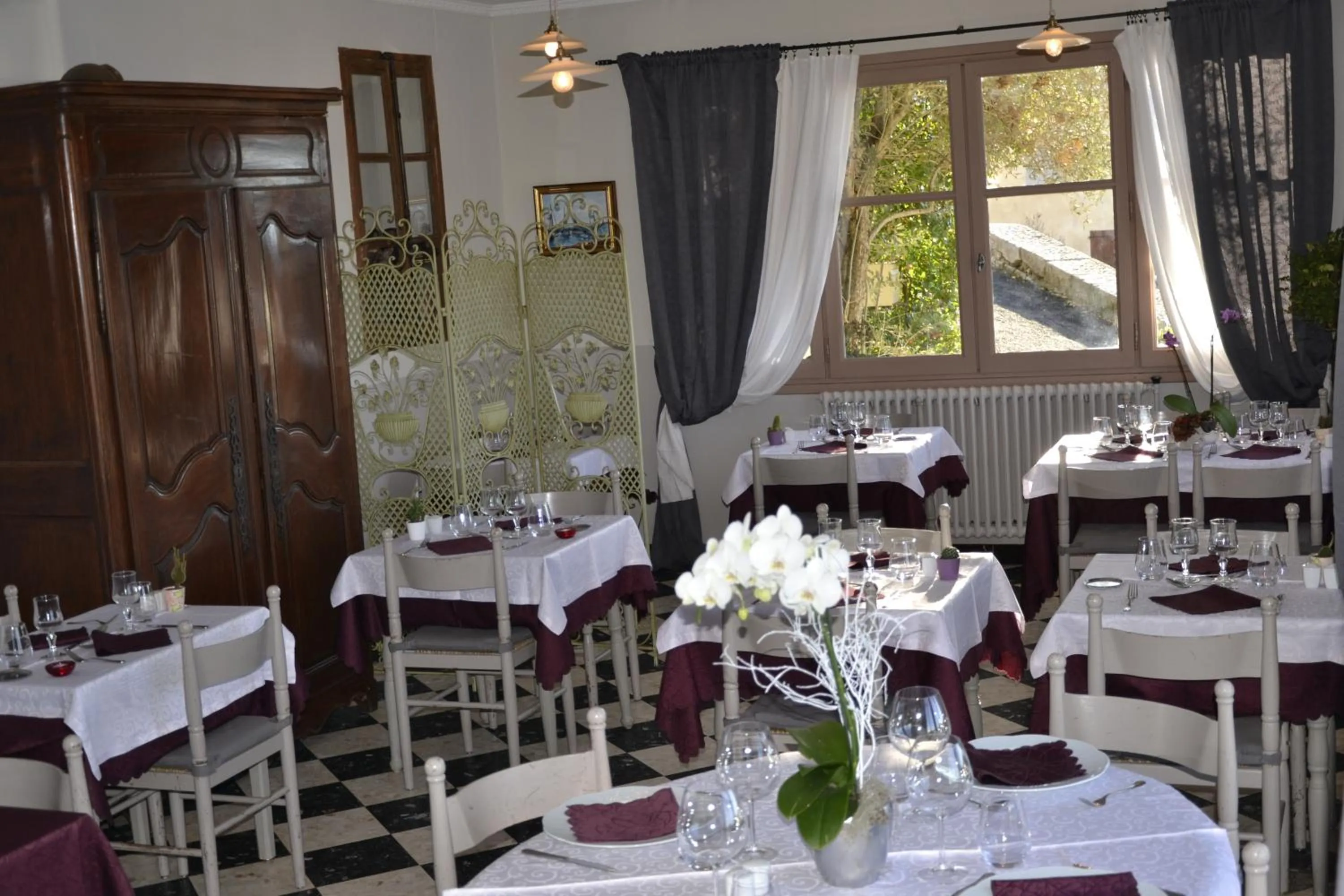 Restaurant/places to eat in Hotellerie de l'Esplanade