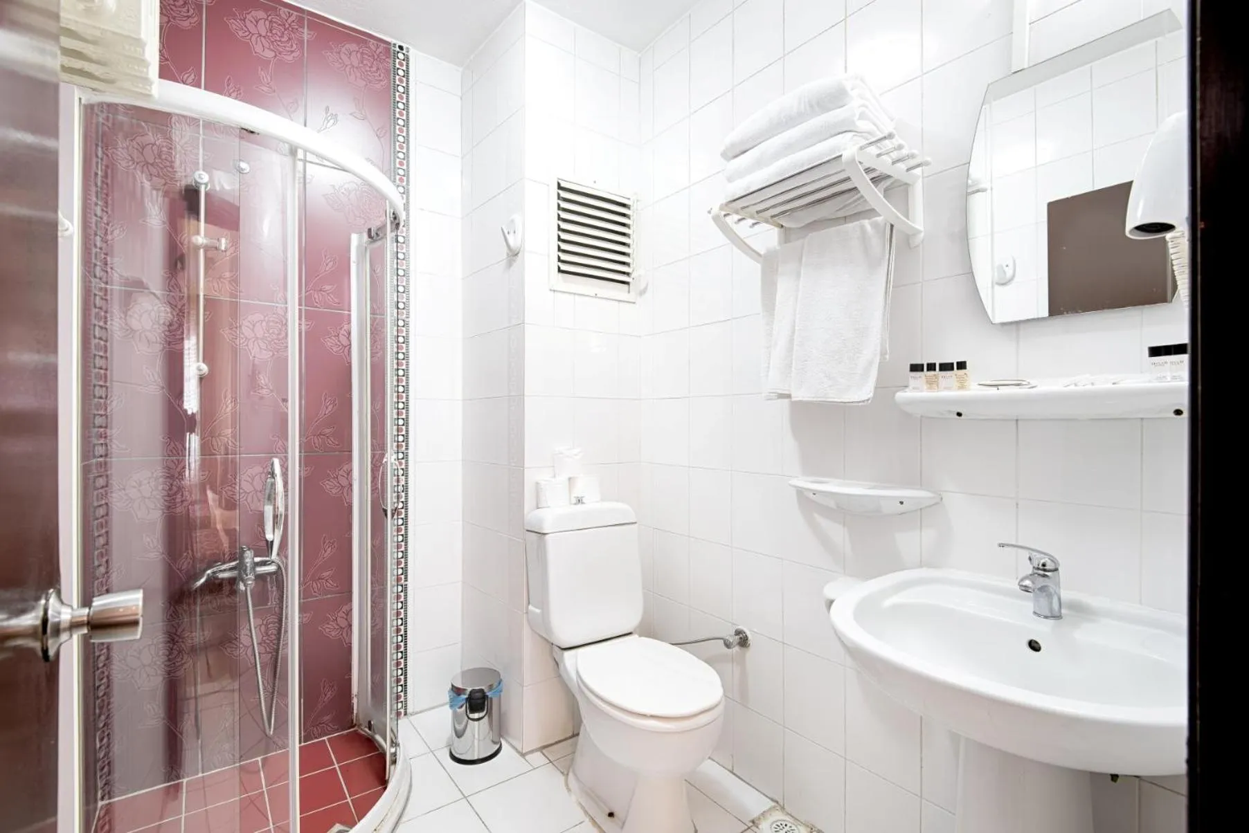 Shower in DİNAR HOTEL