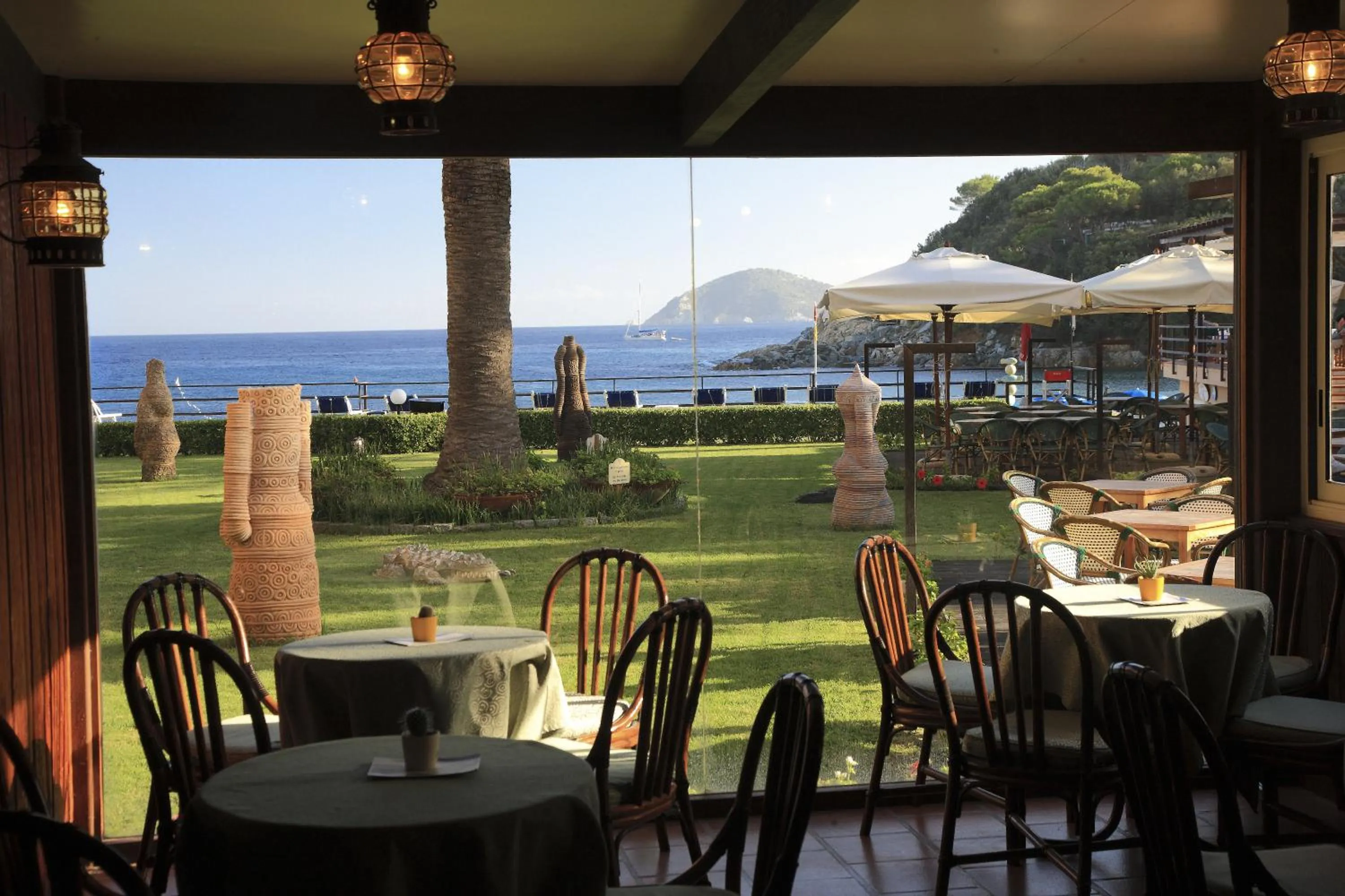 Restaurant/places to eat in Hotel Desiree